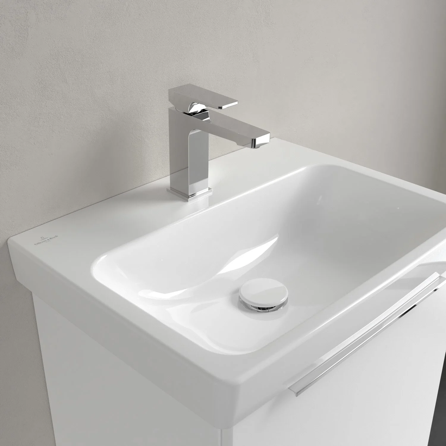 Zbliżenie białej umywalki z baterią stojącą, Villeroy & Boch