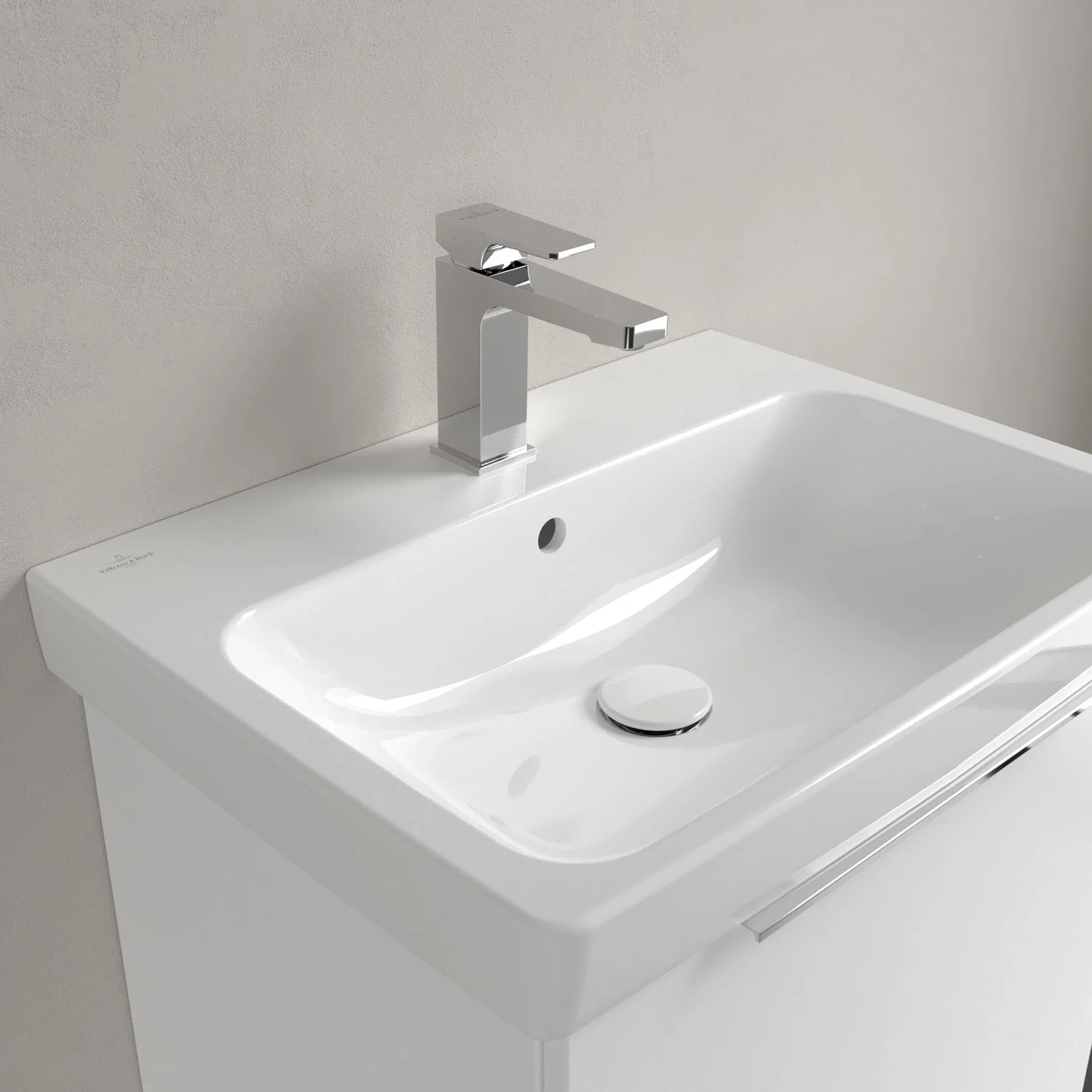 Biała umywalka z baterią w zbliżeniu, Villeroy & Boch