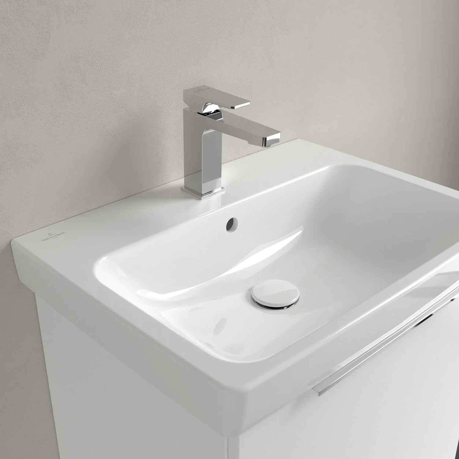 Biała umywalka z baterią w zbliżeniu, Villeroy & Boch
