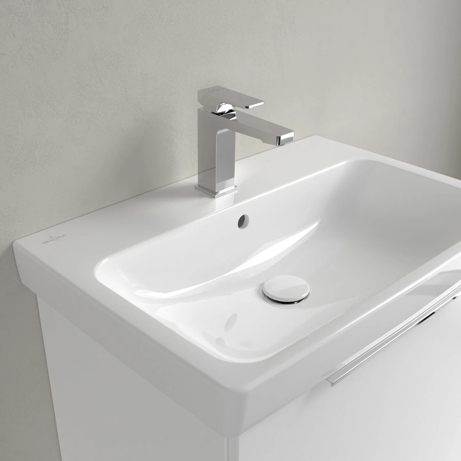 Biała umywalka z baterią stojącą z bliska, Villeroy & Boch