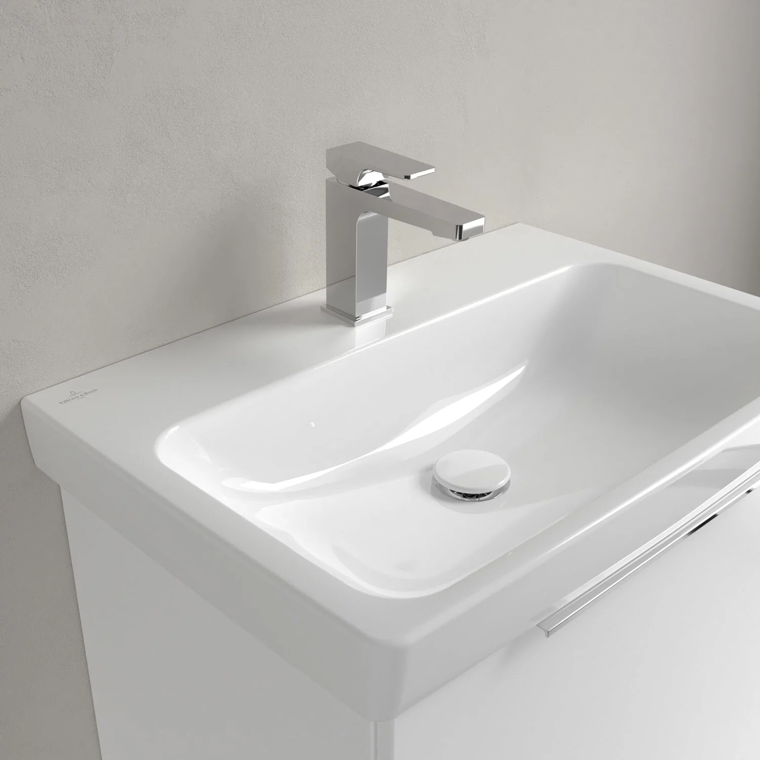 Biała umywalka z baterią stojącą z bliska, Villeroy & Boch