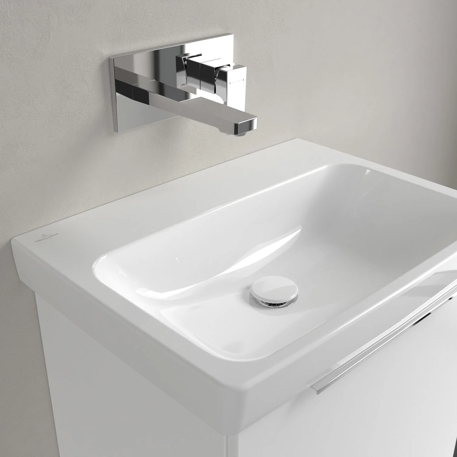 Biała umywalka z baterią ścienną w zbliżeniu, Villeroy & Boch