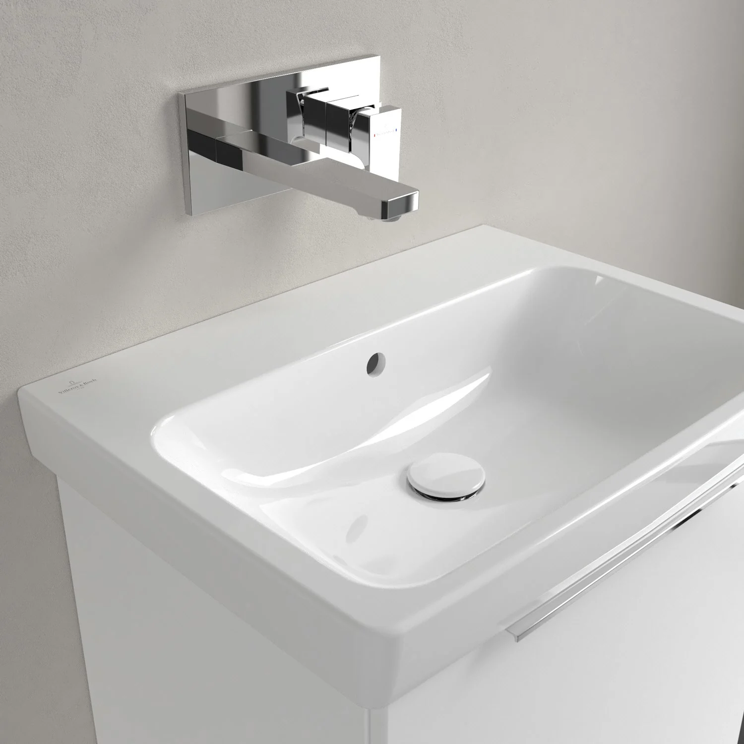 Biała umywalka z baterią ścienną w zbliżeniu, Villeroy & Boch