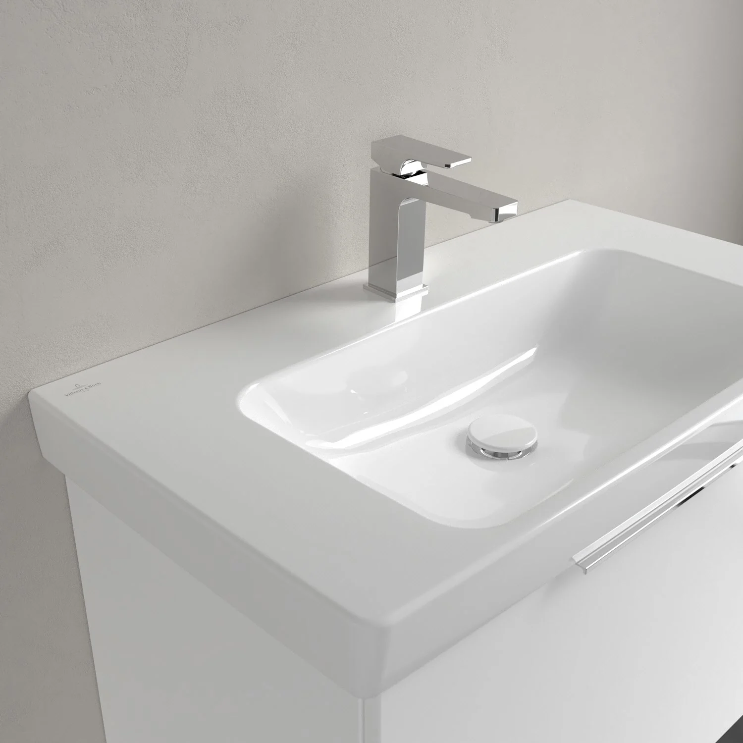 Biała umywalka z baterią w zbliżeniu, Villeroy & Boch