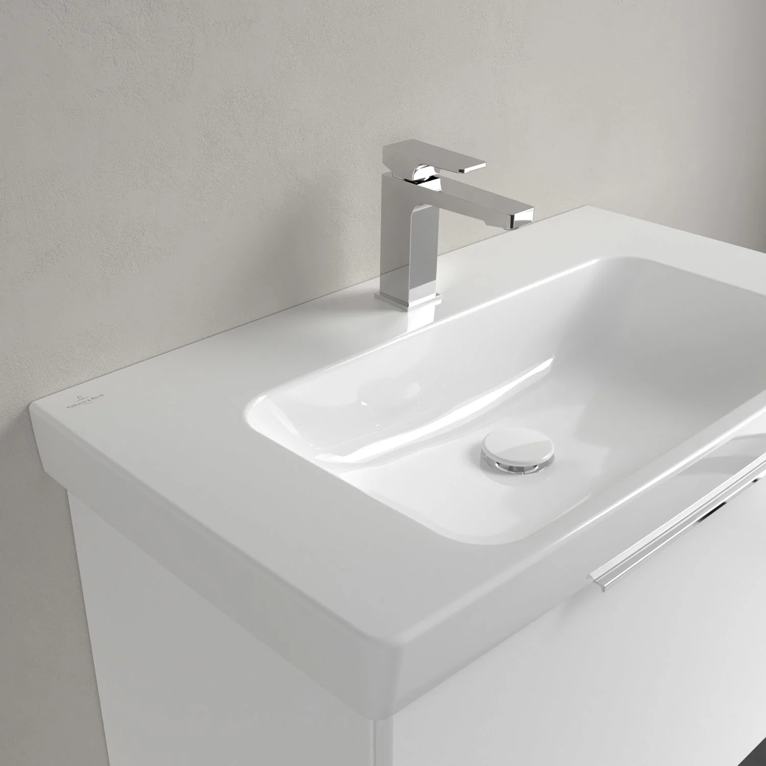Biała umywalka z baterią w zbliżeniu, Villeroy & Boch