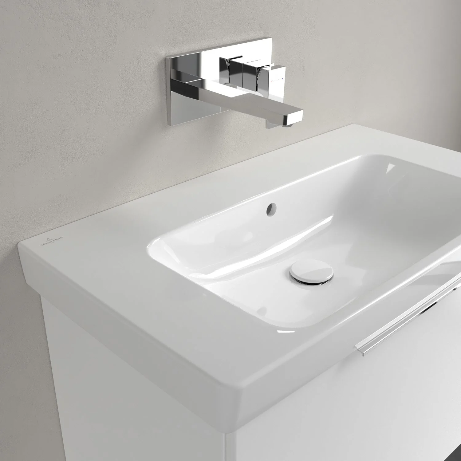 Biała umywalka z baterią ścienną w zbliżeniu, Villeroy & Boch