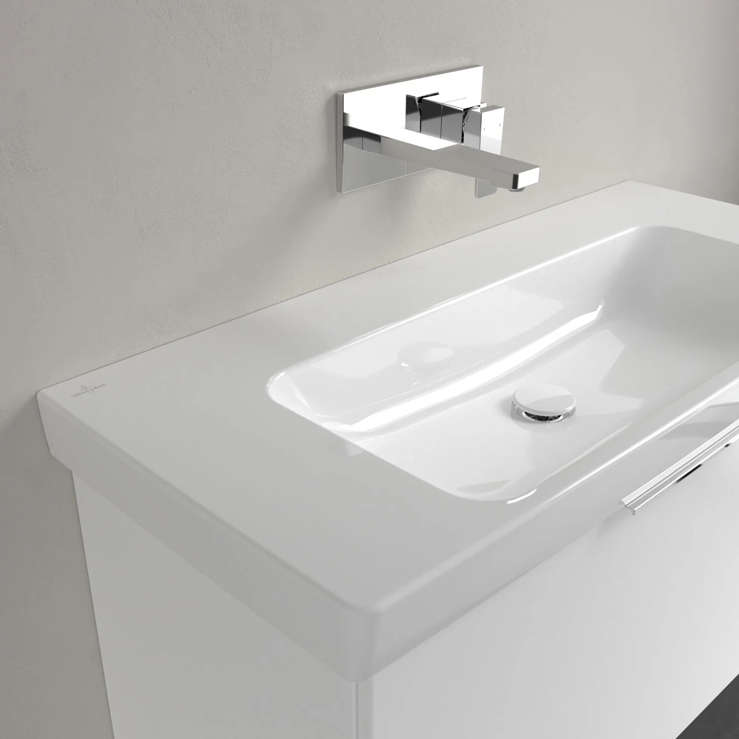 Biała umywalka z baterią ścienną z bliska, Villeroy & Boch