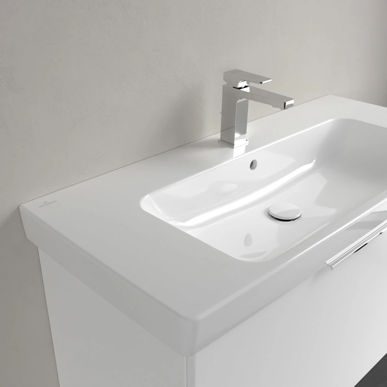 Biała umywalka z baterią stojącą z bliska, Villeroy & Boch
