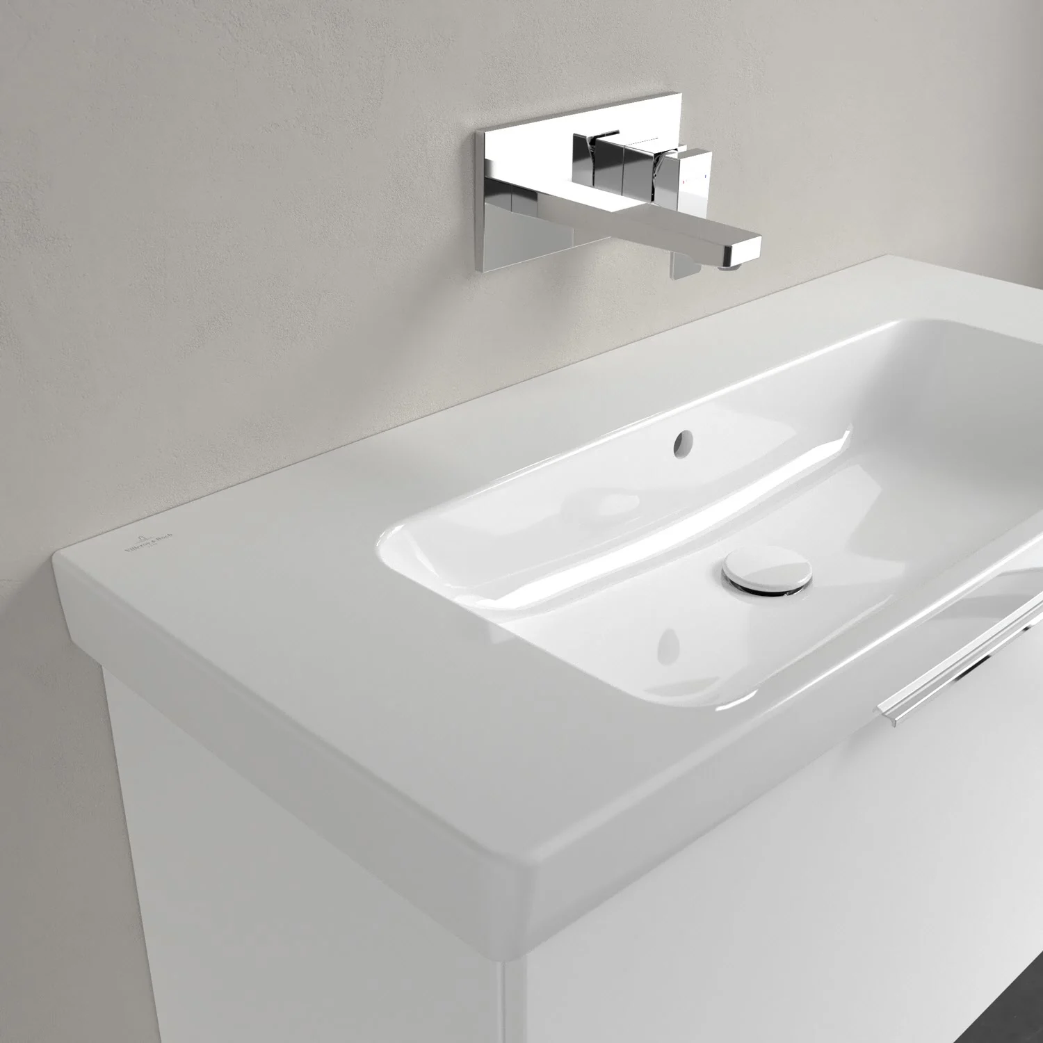Biała umywalka z baterią ścienną z bliska, Villeroy & Boch