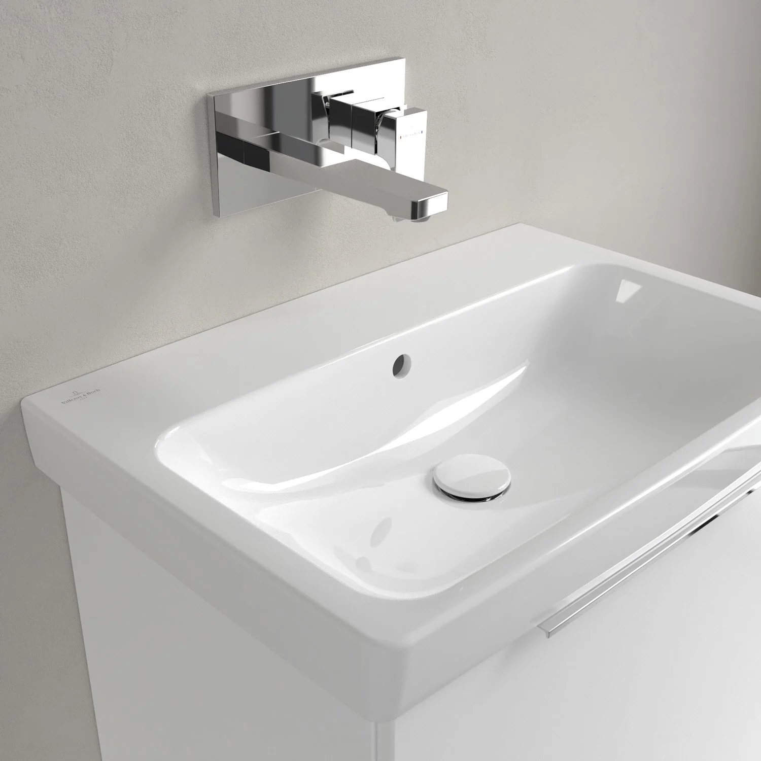 Biała umywalka z baterią ścienną zbliżenie, Villeroy & Boch