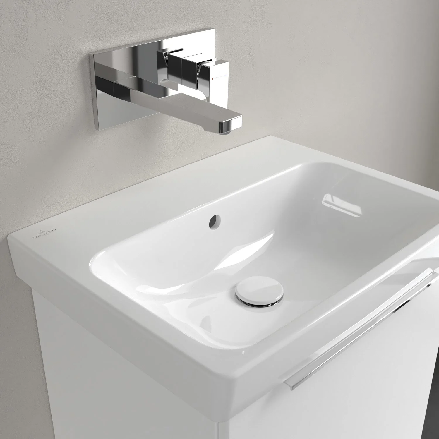 Biała umywalka z baterią w zbliżeniu, Villeroy & Boch