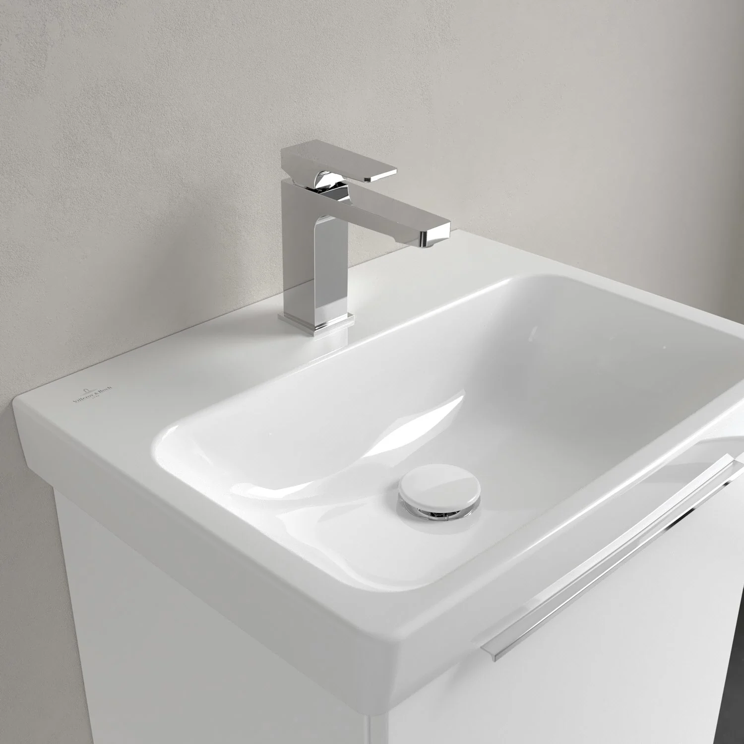 Biała umywalka z baterią w zbliżeniu, Villeroy & Boch