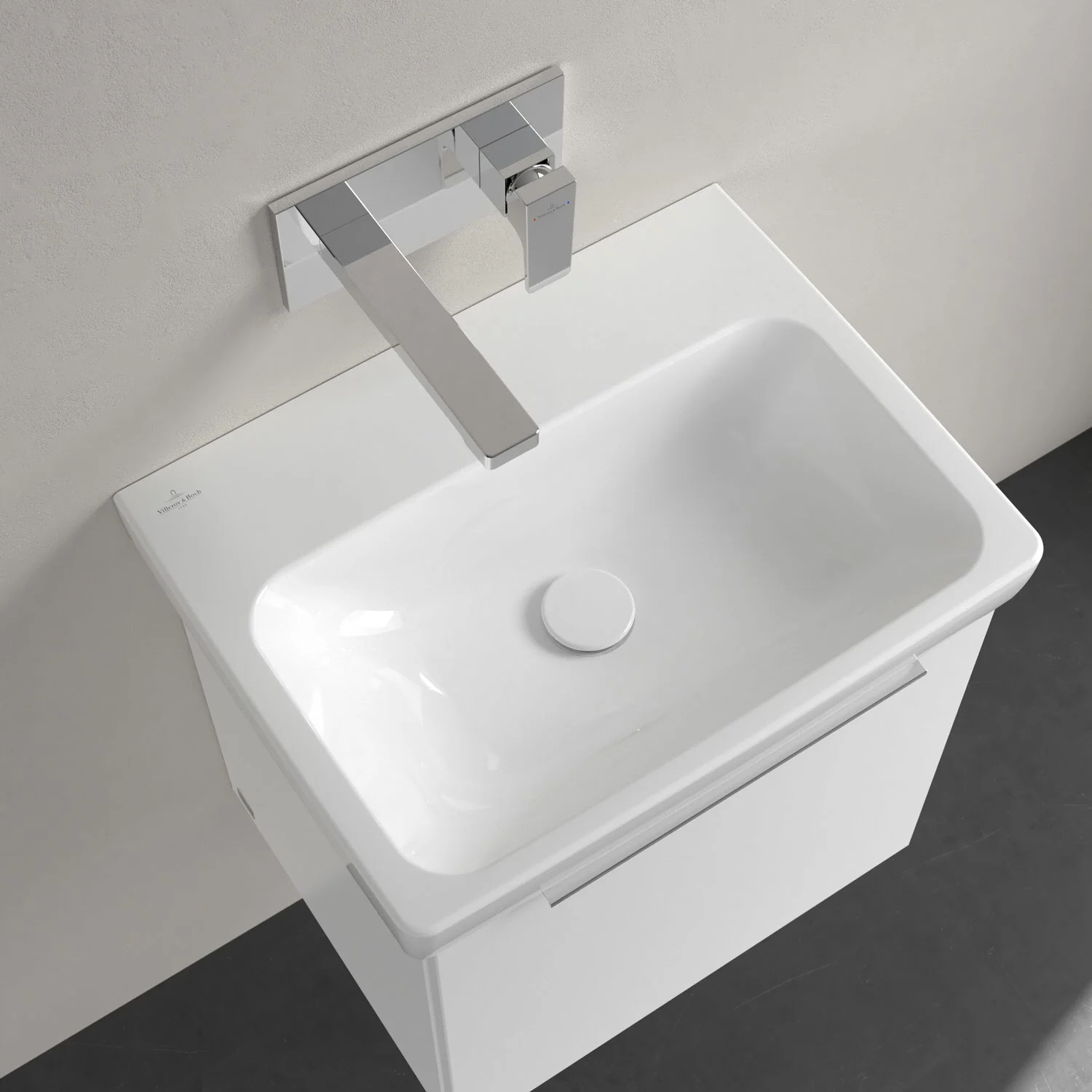 Biała umywalka z baterią widziana z góry, Villeroy & Boch
