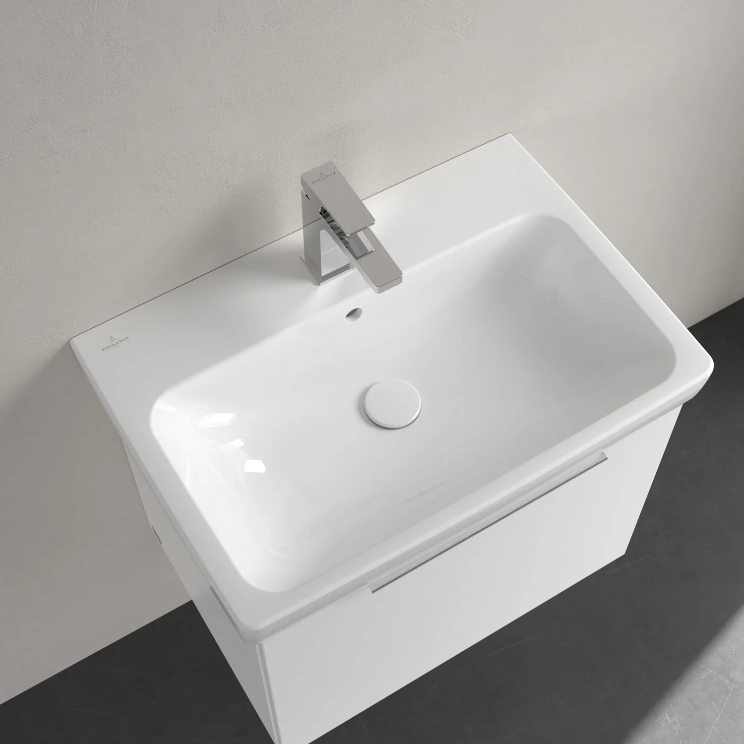 Biała umywalka z baterią widziana z góry, Villeroy & Boch