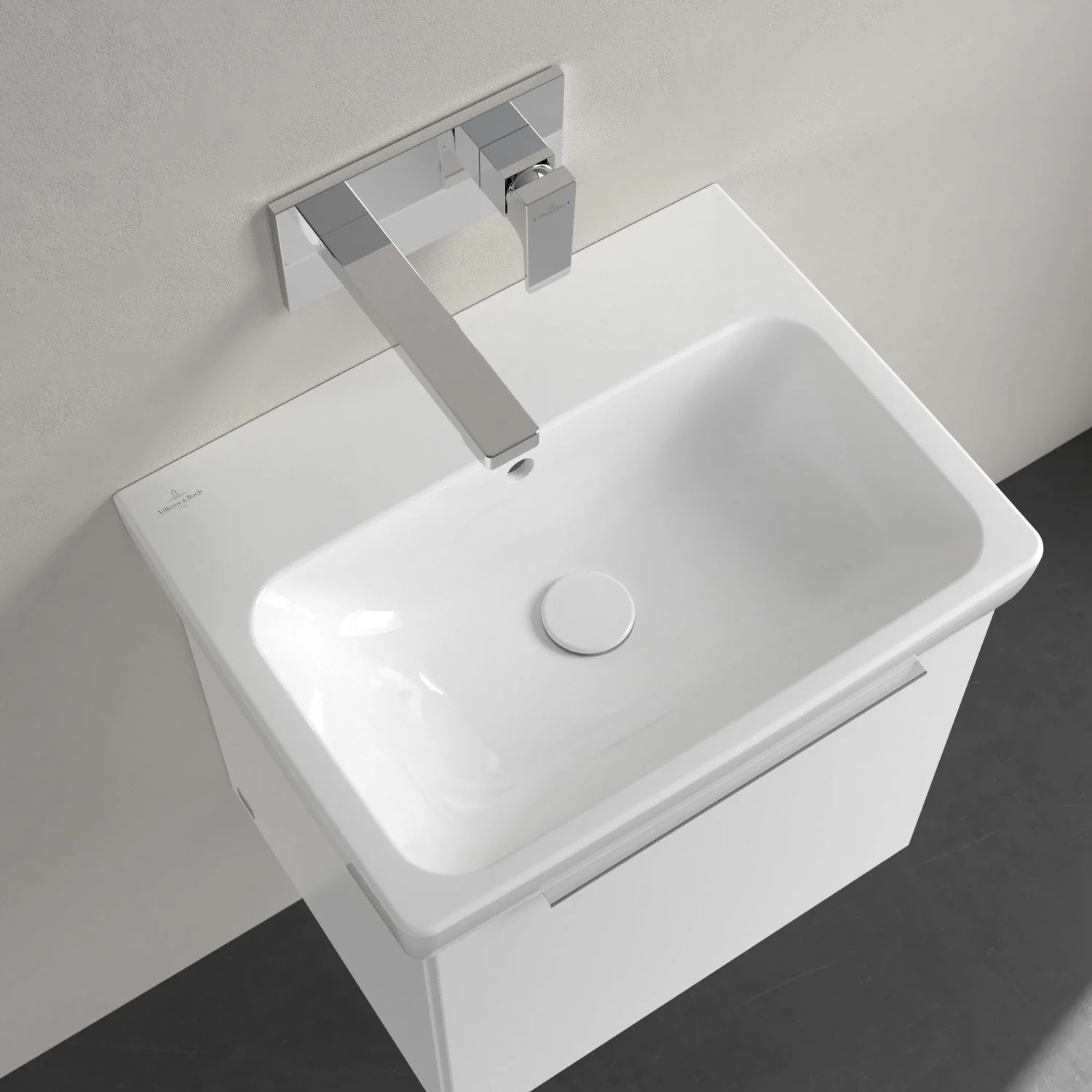 Widok z góry na umywalkę z kranem ściennym, Villeroy & Boch