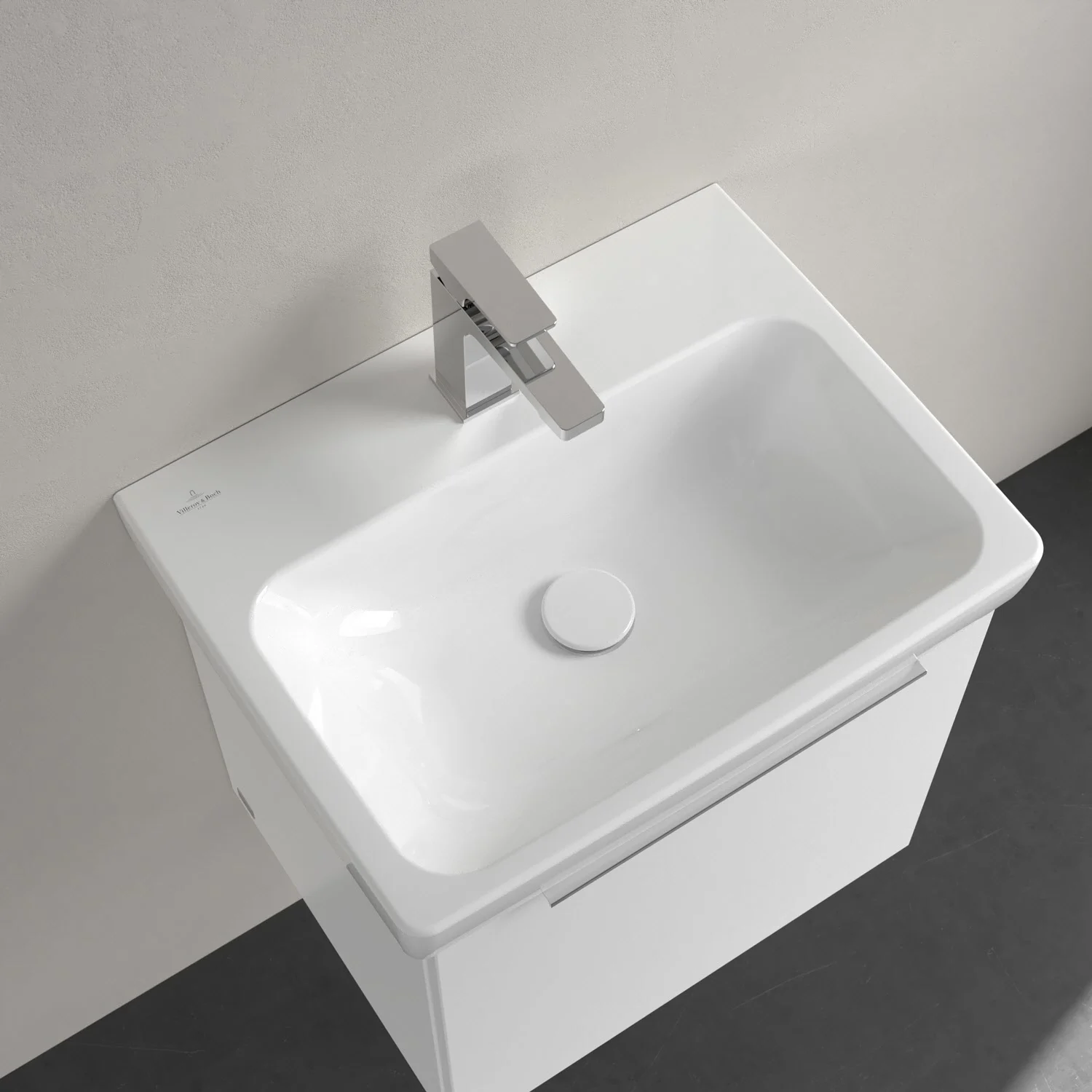 Widok z góry na umywalkę z kranem, Villeroy & Boch