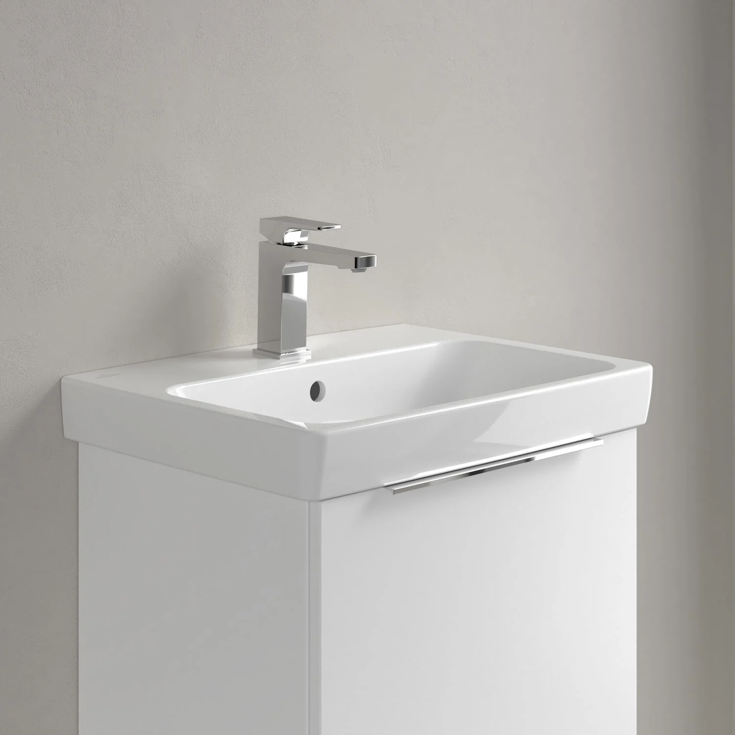 Zbliżenie na umywalkę z kranem, Villeroy & Boch