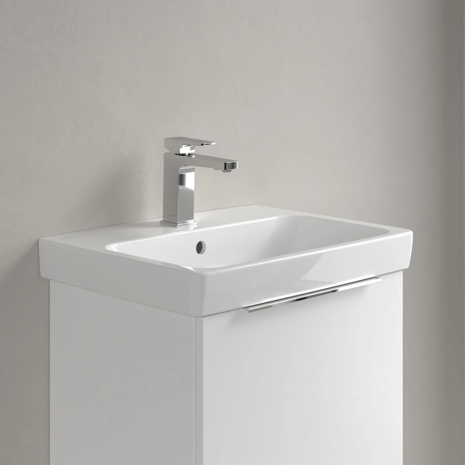 Zbliżenie na umywalkę z kranem, Villeroy & Boch