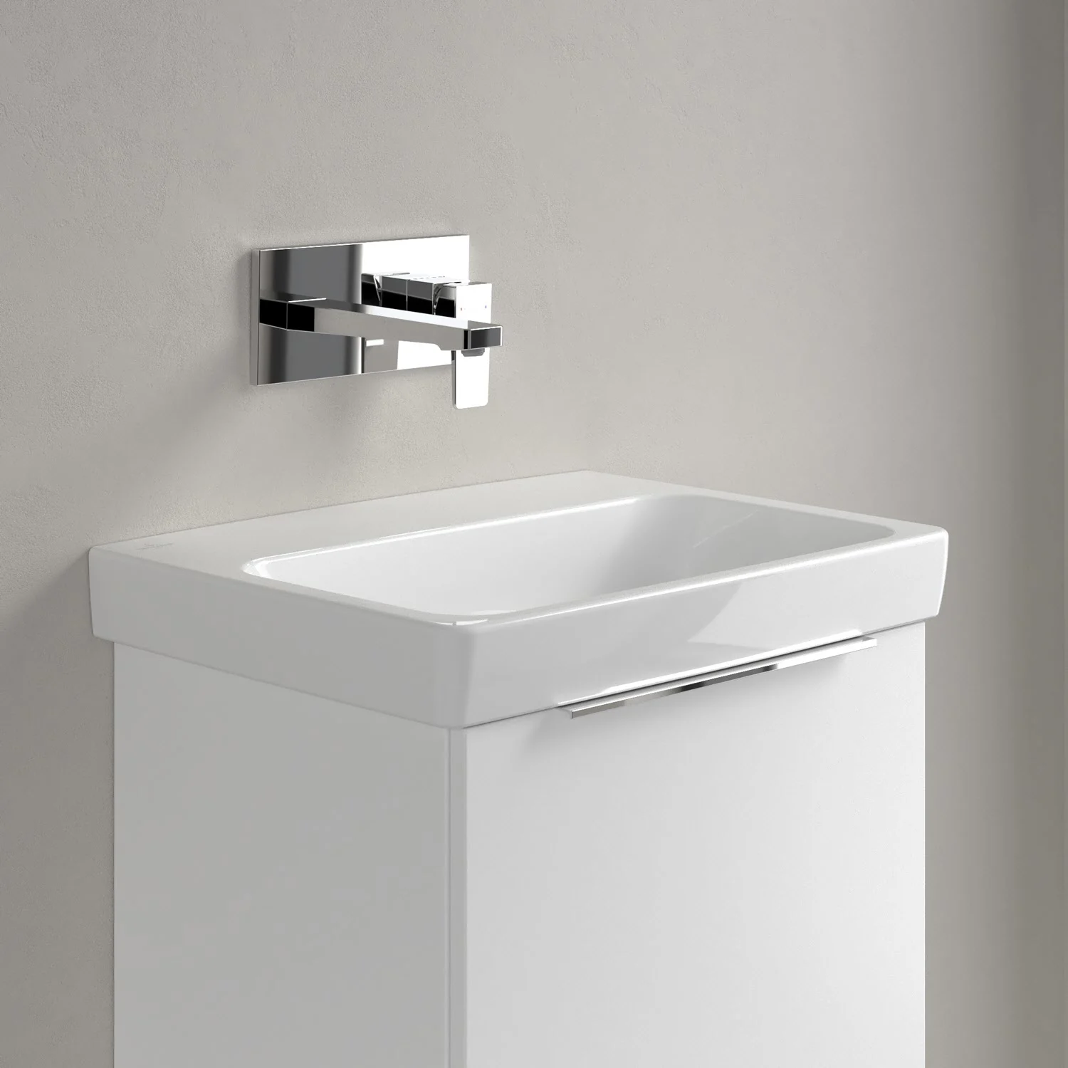 Biała umywalka z baterią ścienną z bliska, Villeroy & Boch