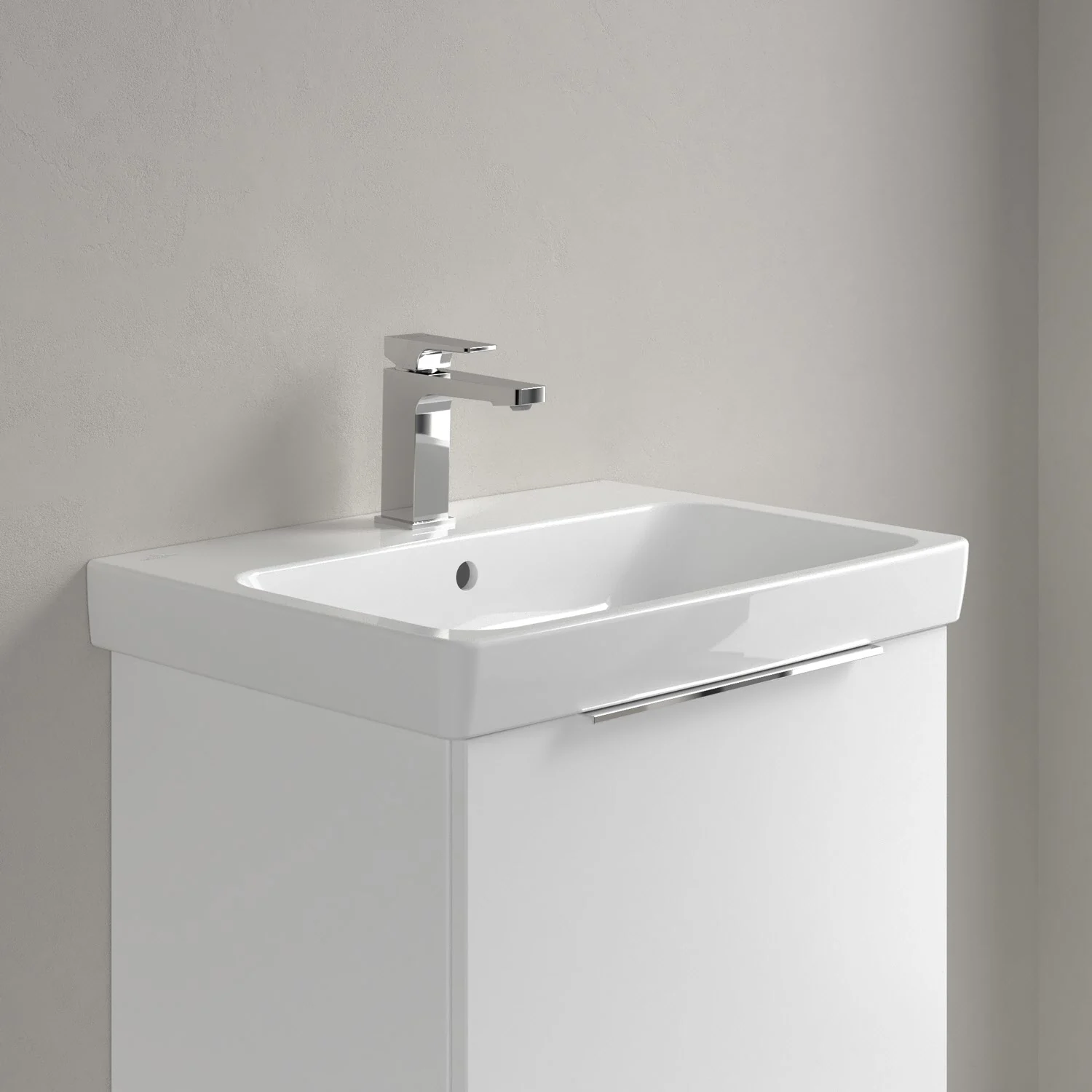 Biała umywalka z baterią na ścianie, Villeroy & Boch