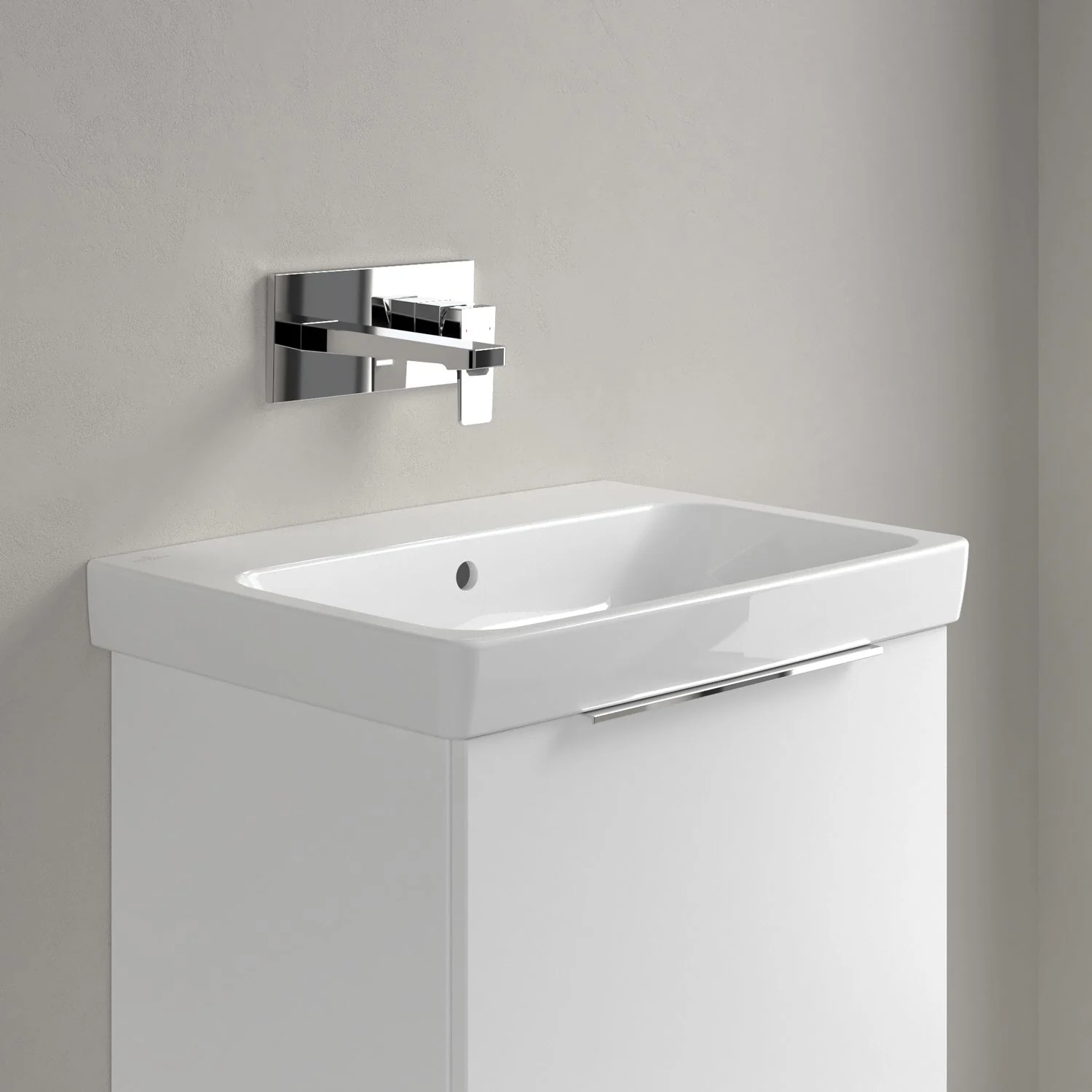 Biała umywalka z baterią ścienną w zbliżeniu, Villeroy & Boch