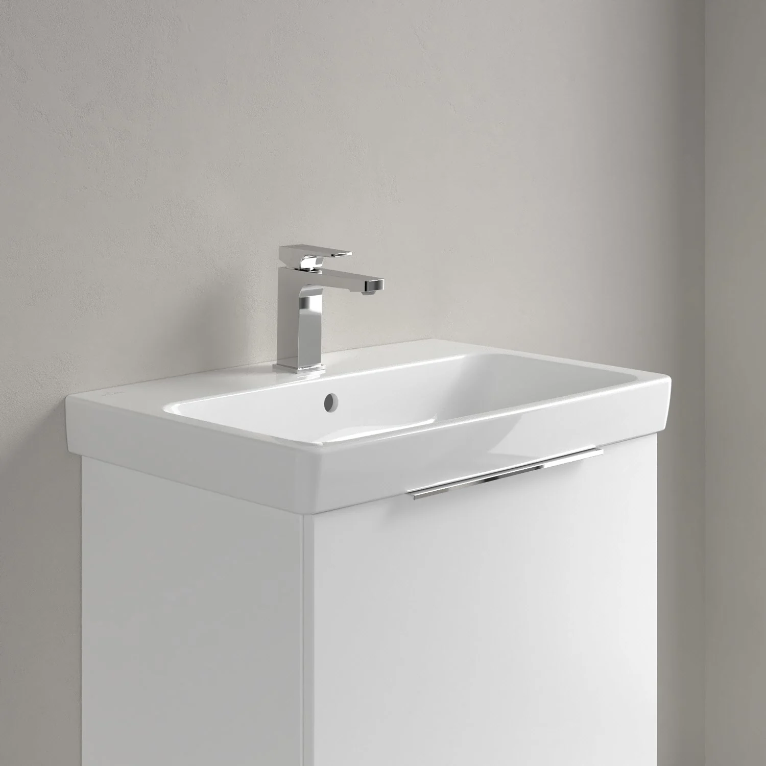 Biała umywalka z baterią w zbliżeniu, Villeroy & Boch