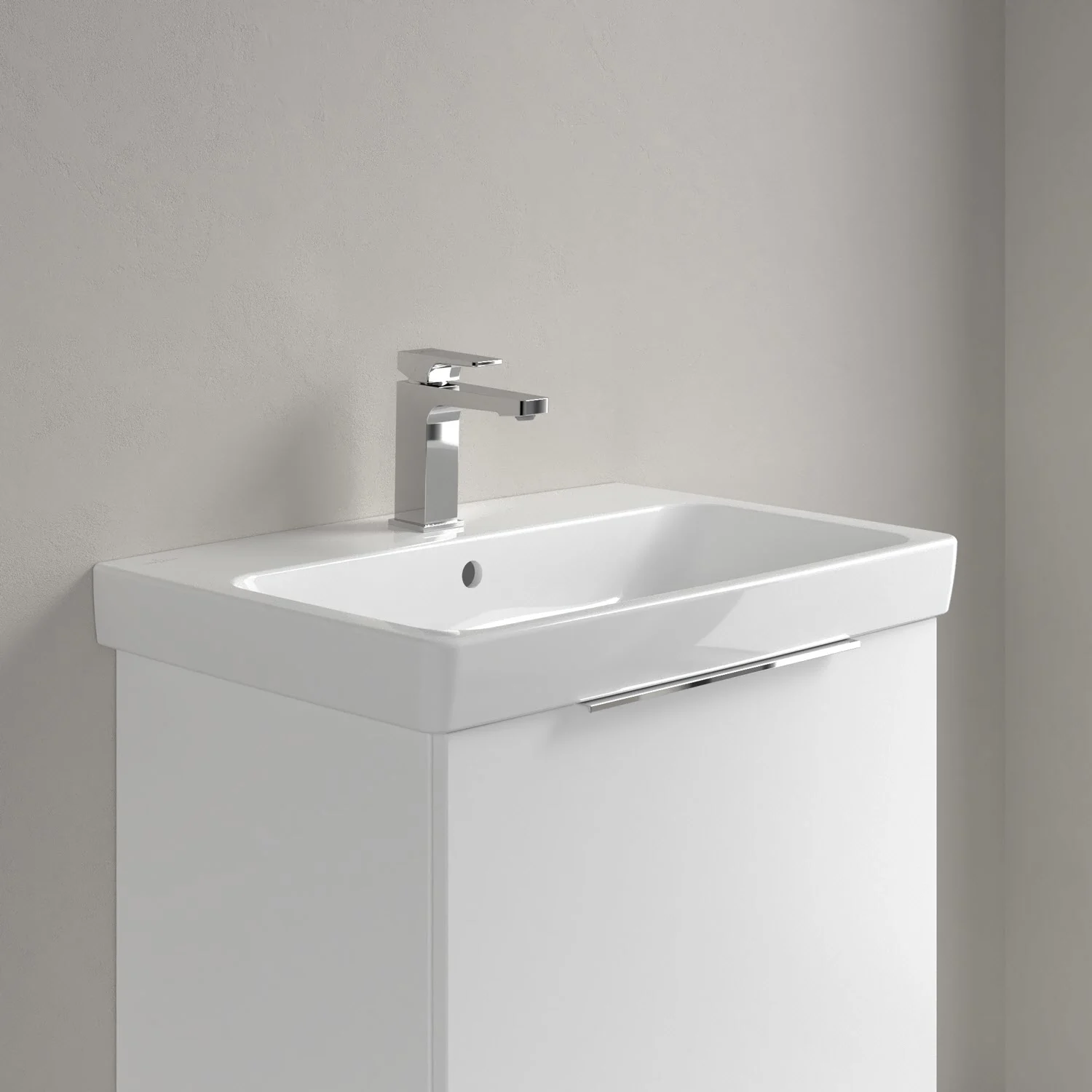 Biała umywalka z jednouchwytową baterią w łazience, Villeroy & Boch