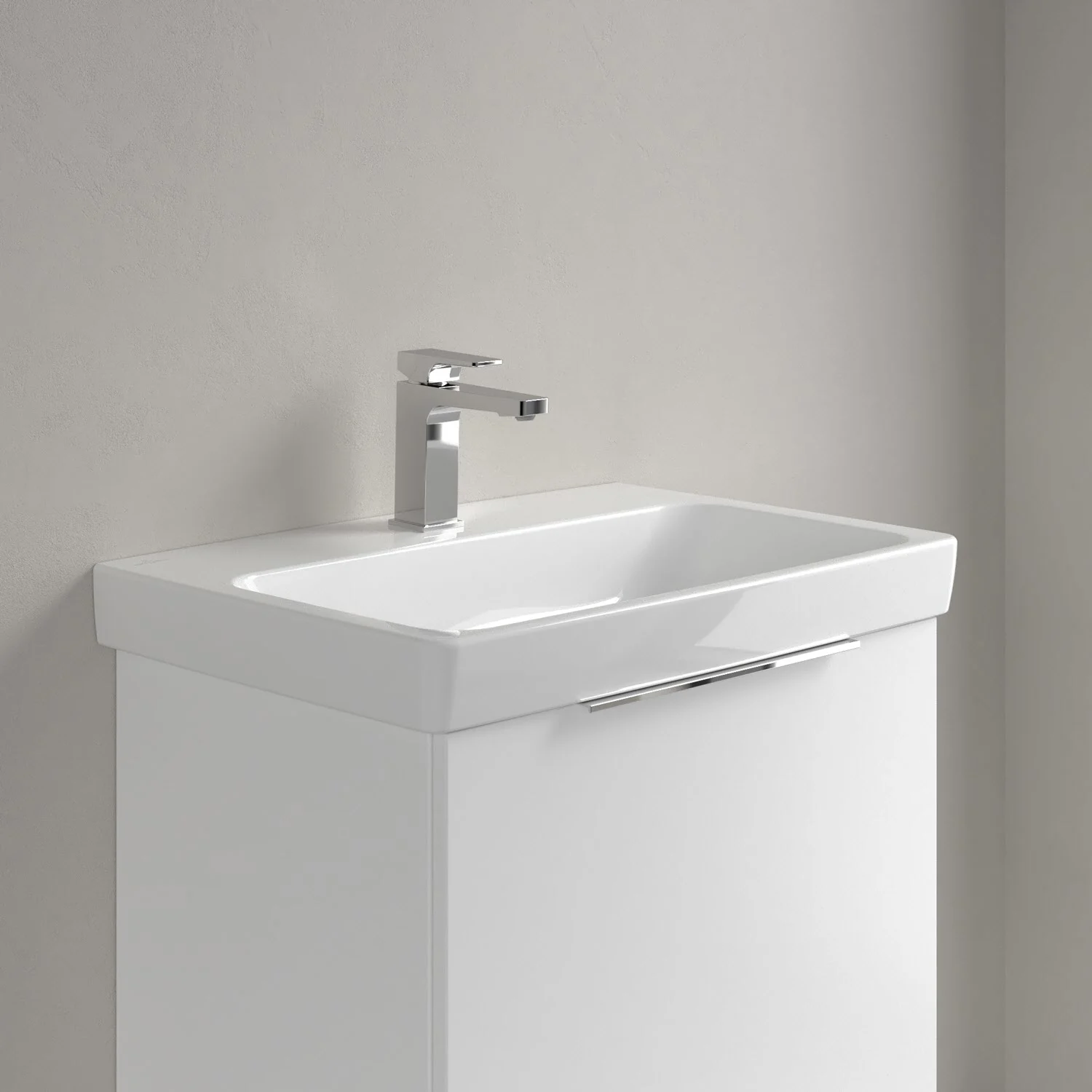 Biała umywalka z jednouchwytową baterią w łazience, Villeroy & Boch