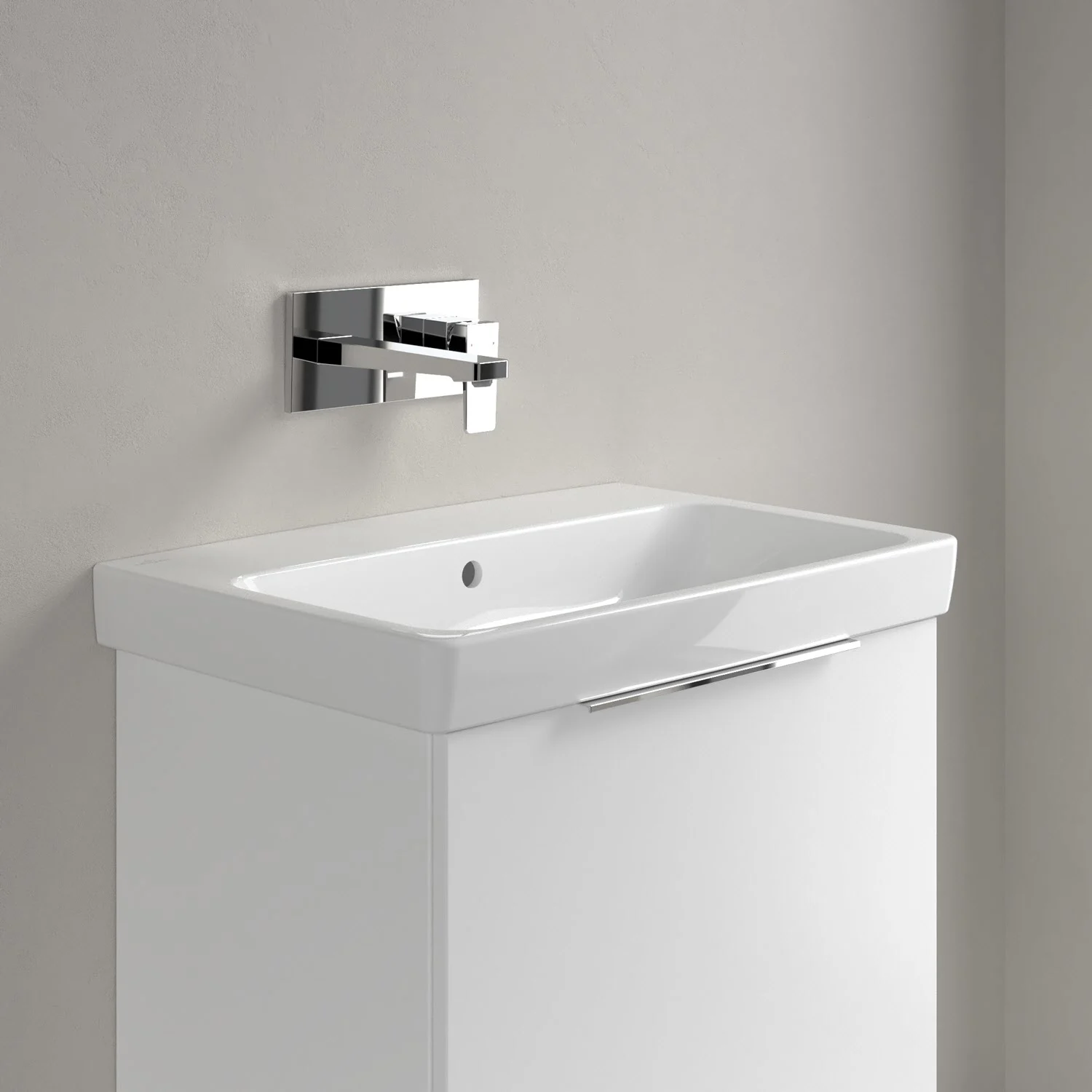 Biała umywalka z baterią ścienną w łazience, Villeroy & Boch