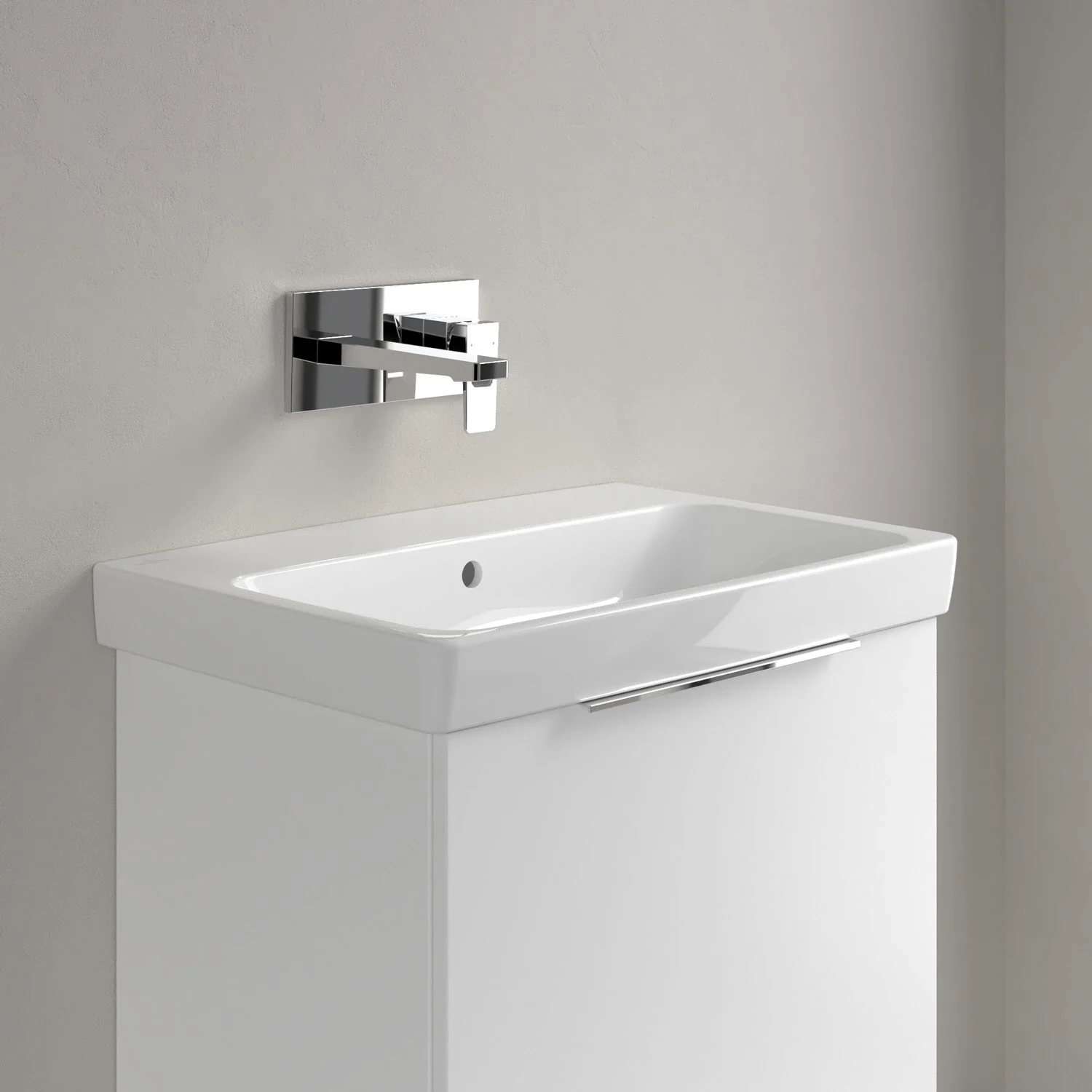 Biała umywalka z baterią ścienną w łazience, Villeroy & Boch