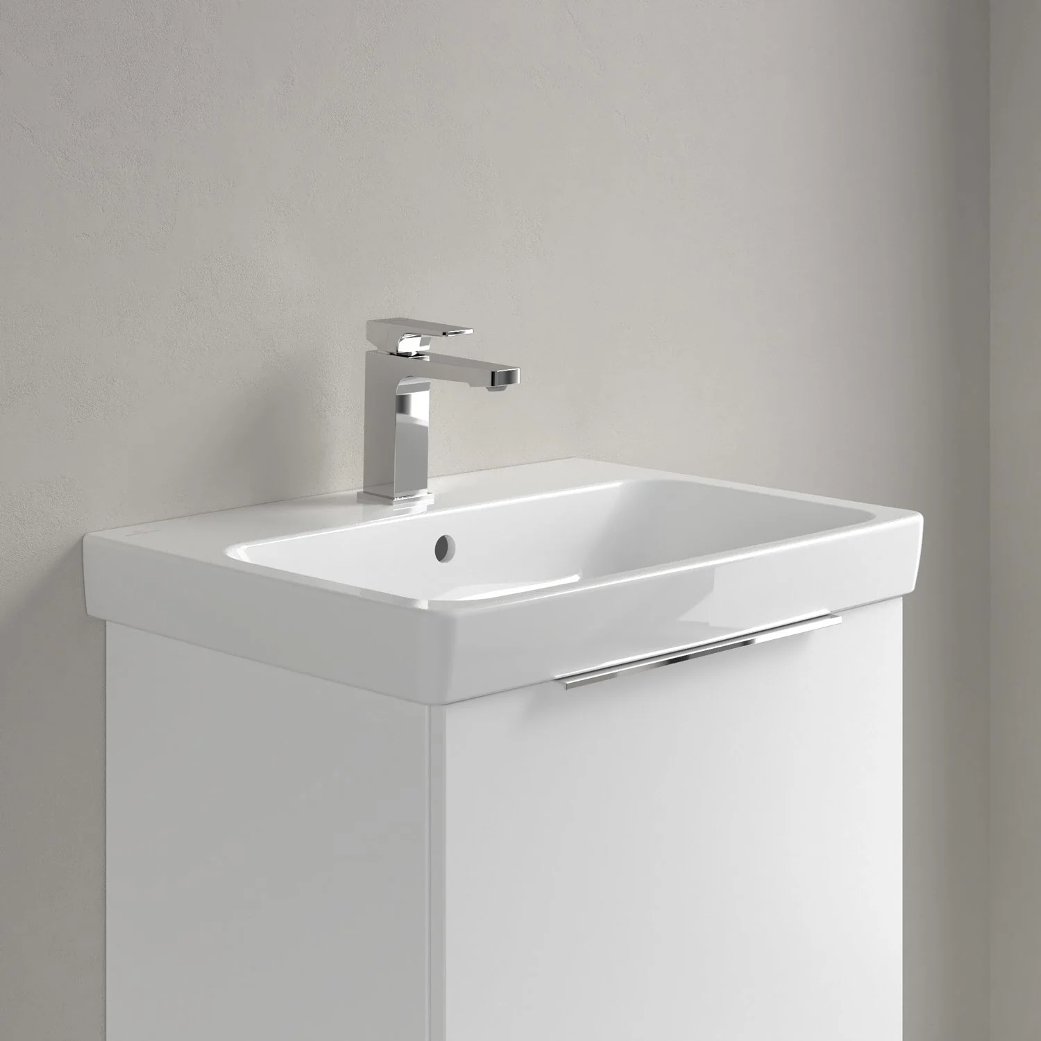 Biała umywalka z baterią zbliżenie, Villeroy & Boch