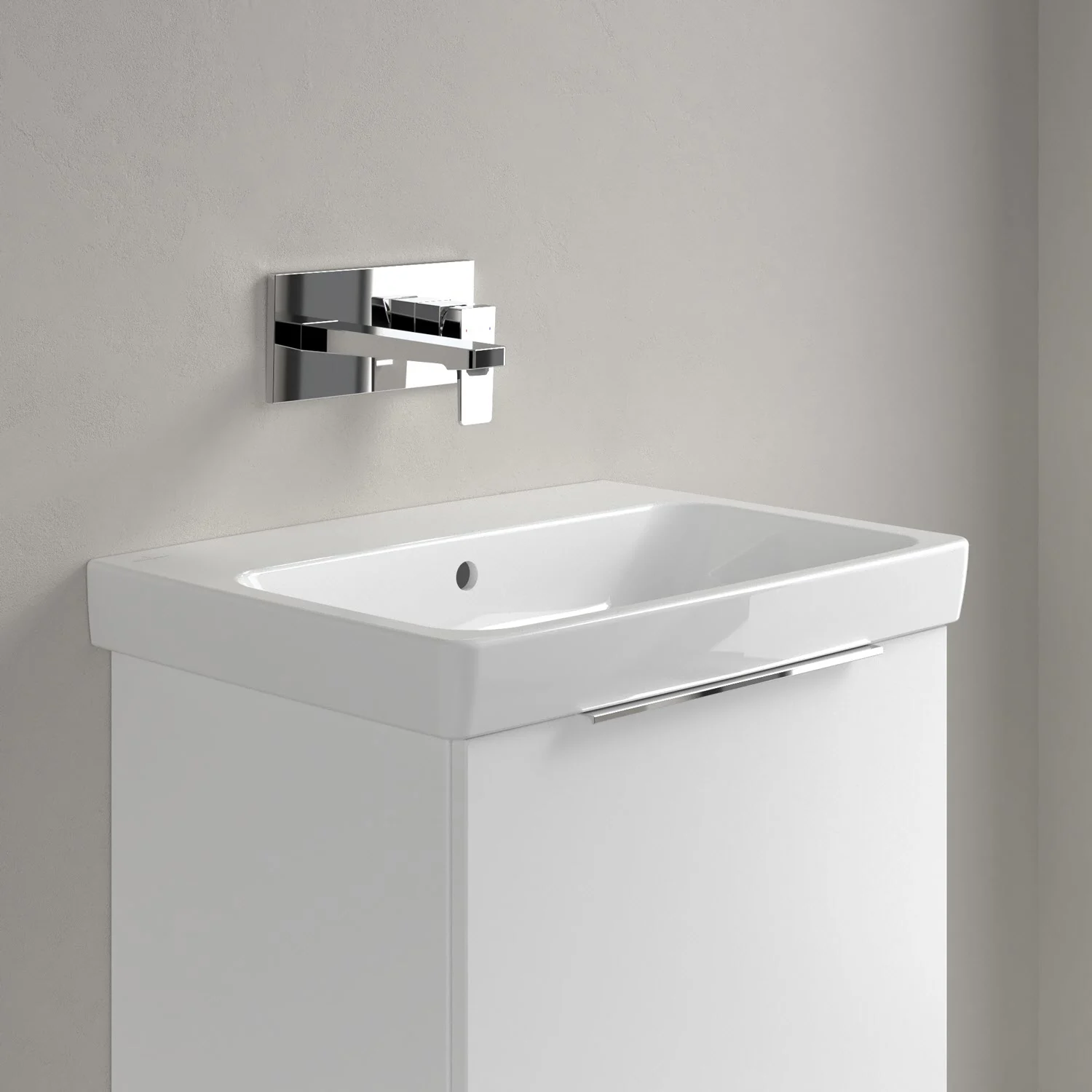 Biała umywalka z baterią ścienną w zbliżeniu, Villeroy & Boch