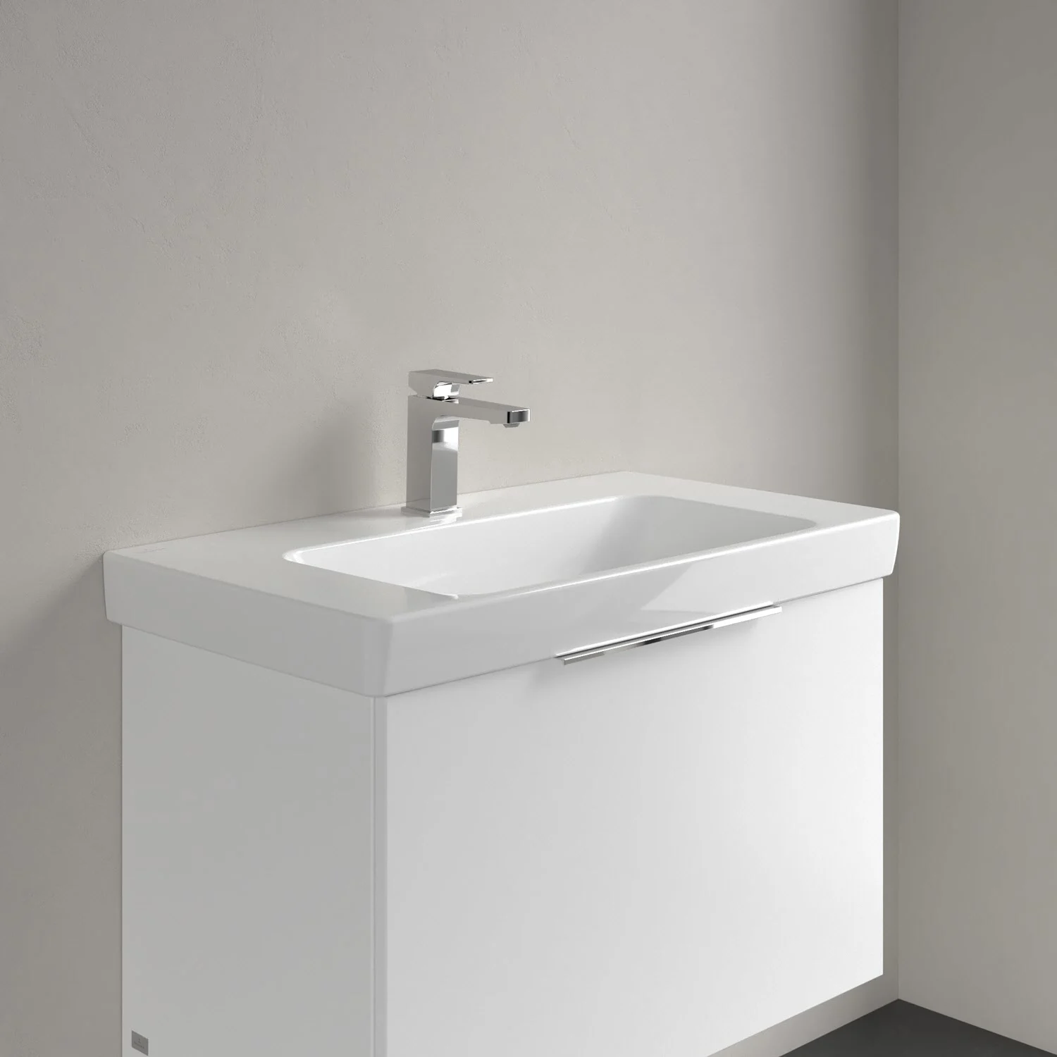 Biała umywalka z baterią w łazience, Villeroy & Boch