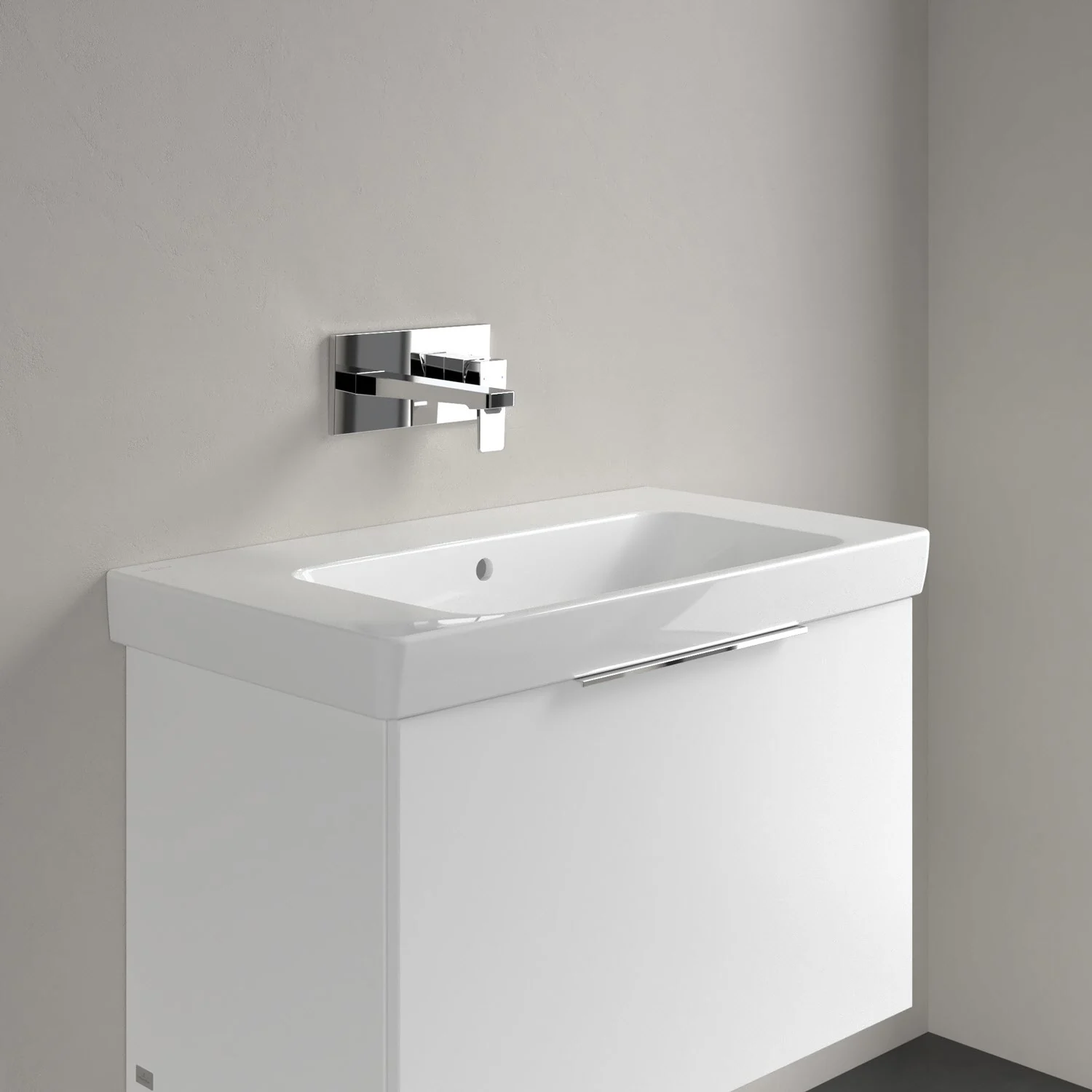 Biała umywalka z baterią ścienną w łazience, Villeroy & Boch