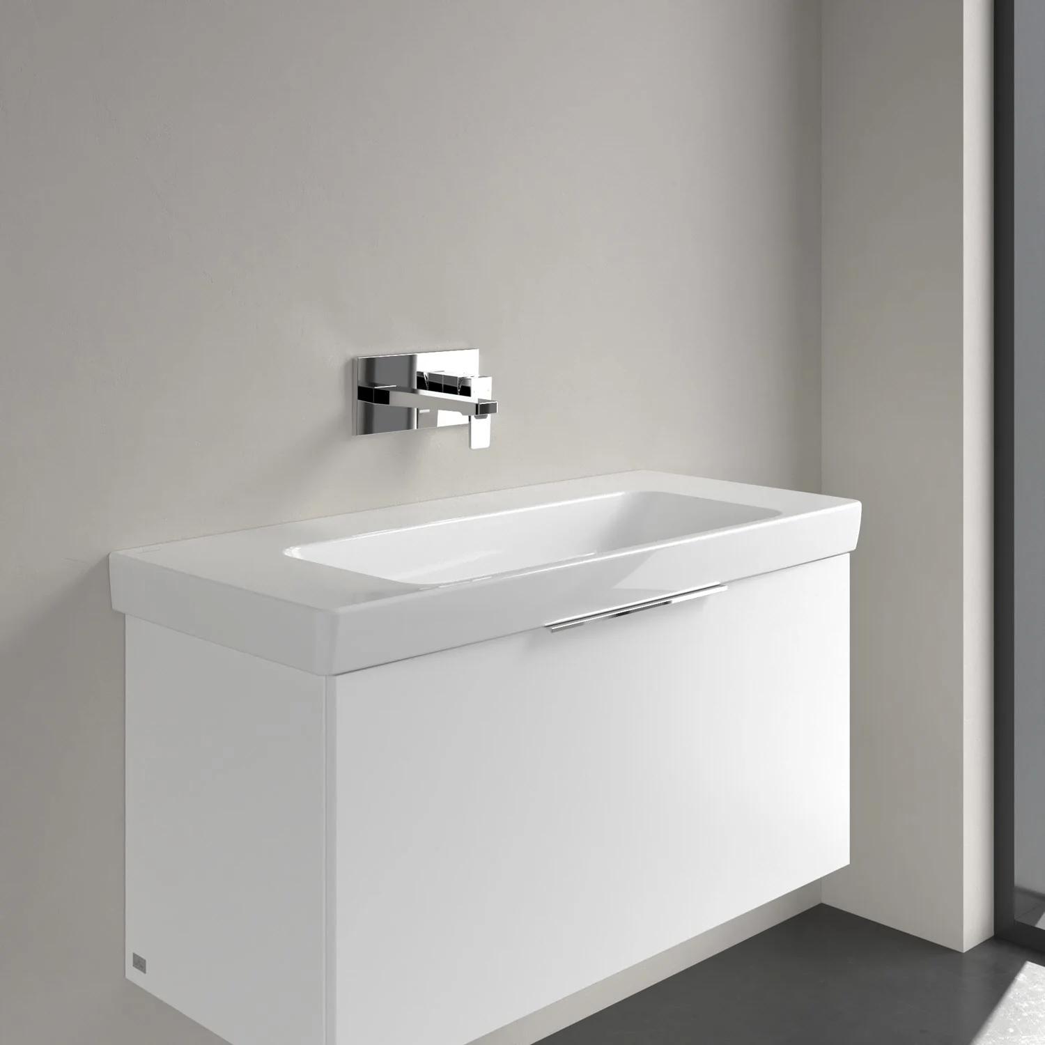 Biała umywalka z baterią stojącą w łazience, Villeroy & Boch
