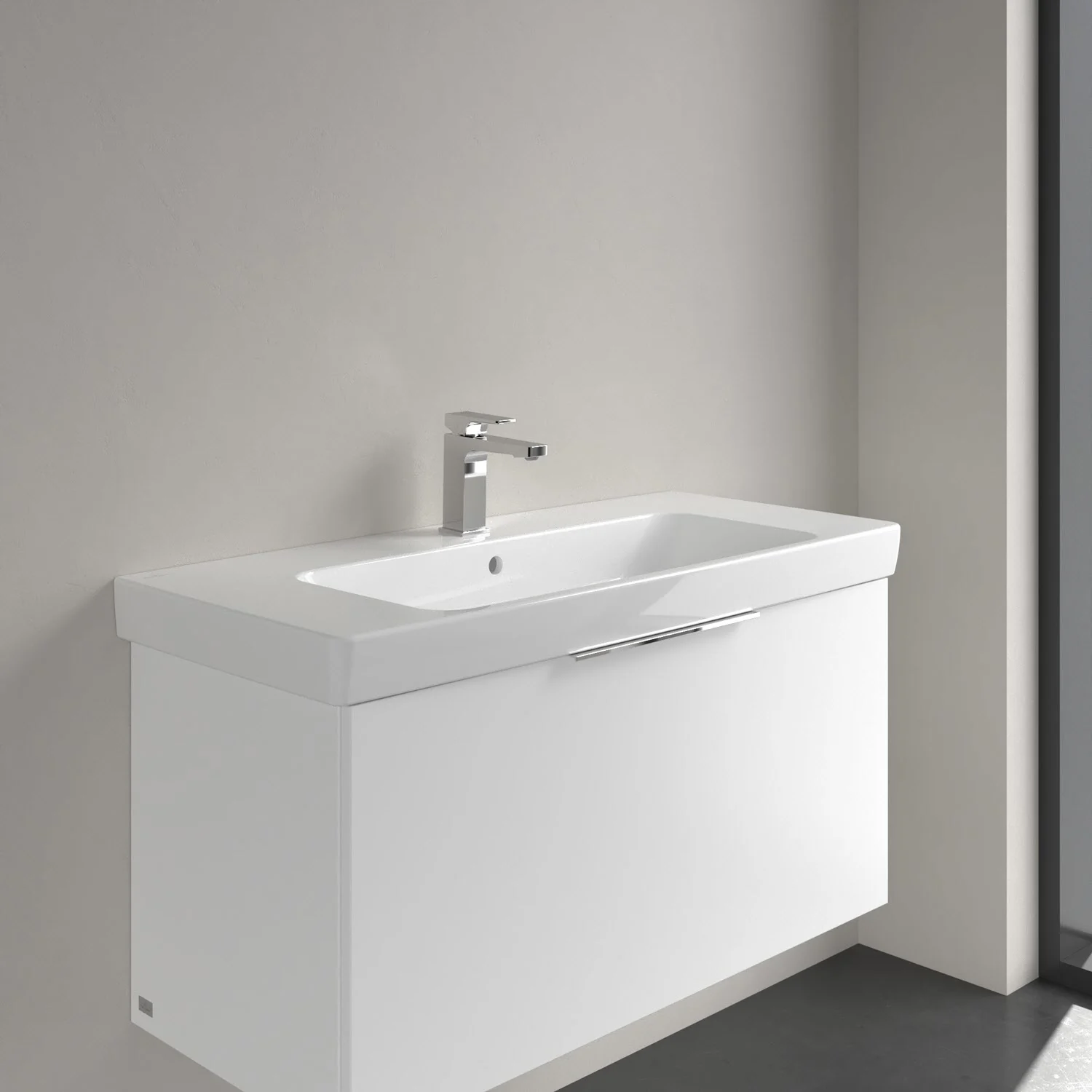Biała umywalka z baterią stojącą w łazience, Villeroy & Boch
