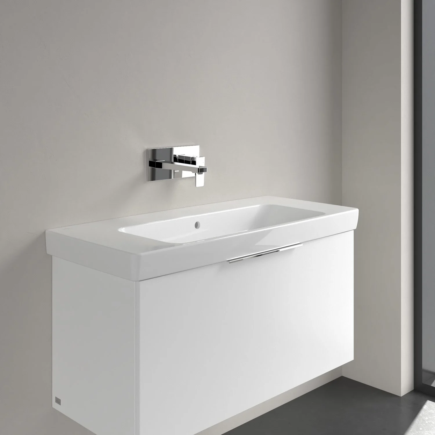 Biała umywalka z baterią ścienną w łazience, Villeroy & Boch