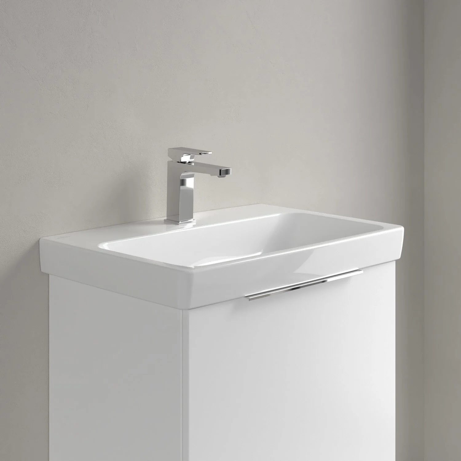 Biała umywalka z baterią zbliżenie, Villeroy & Boch