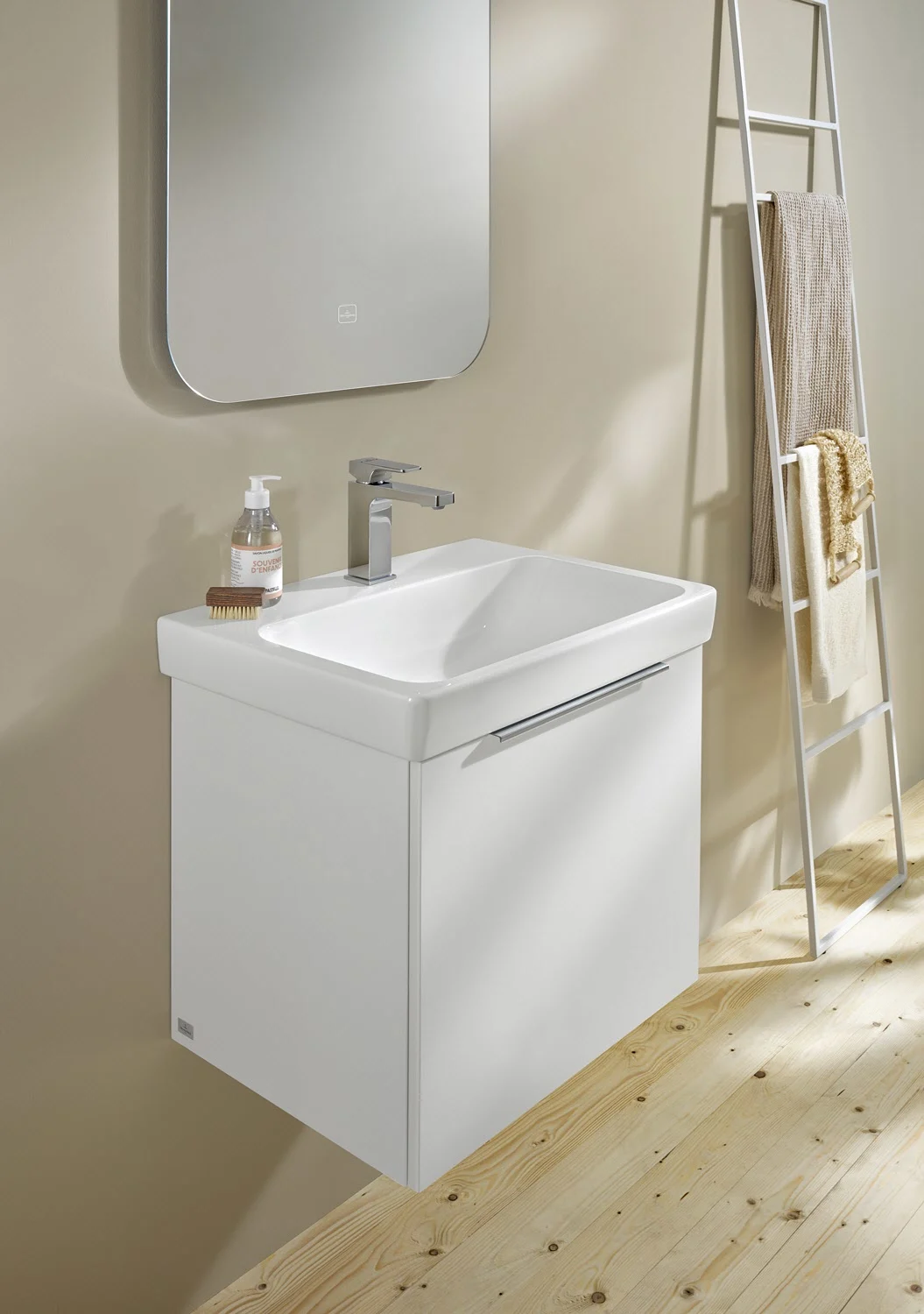 Łazienka z białą umywalką i lustrem, Villeroy & Boch