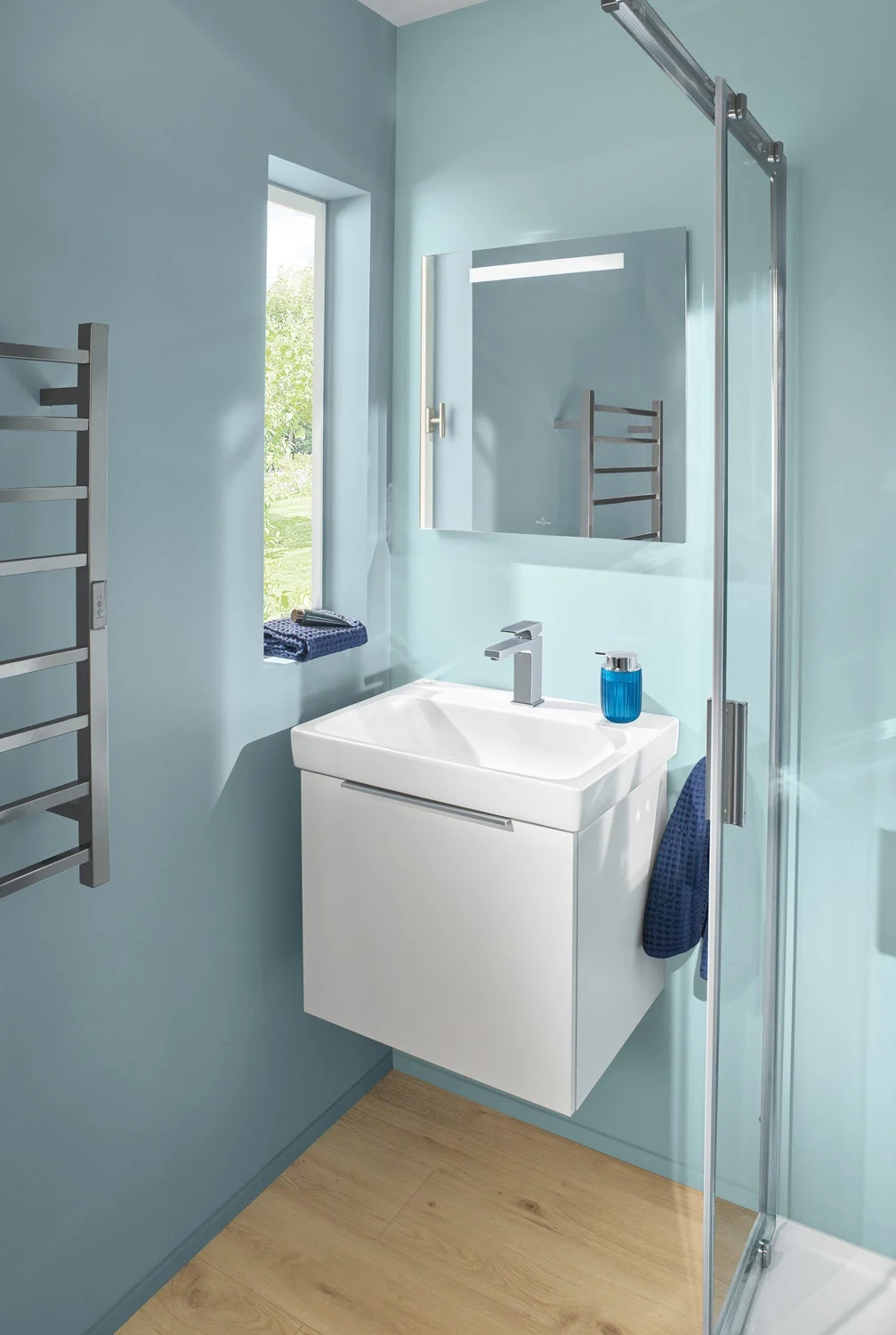 Umywalka z lustrem w nowoczesnej łazience, Villeroy & Boch