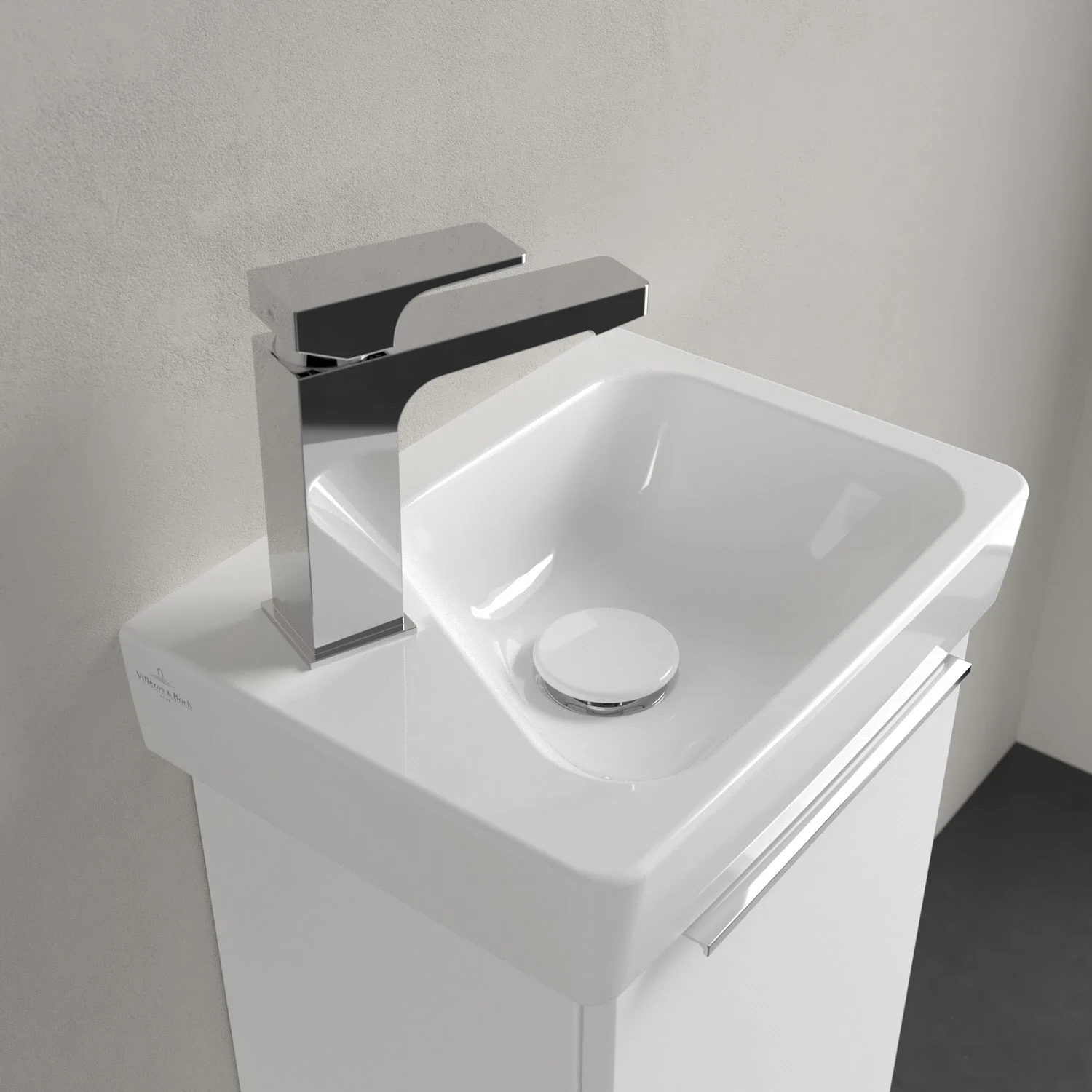Biała umywalka z baterią w zbliżeniu, Villeroy & Boch