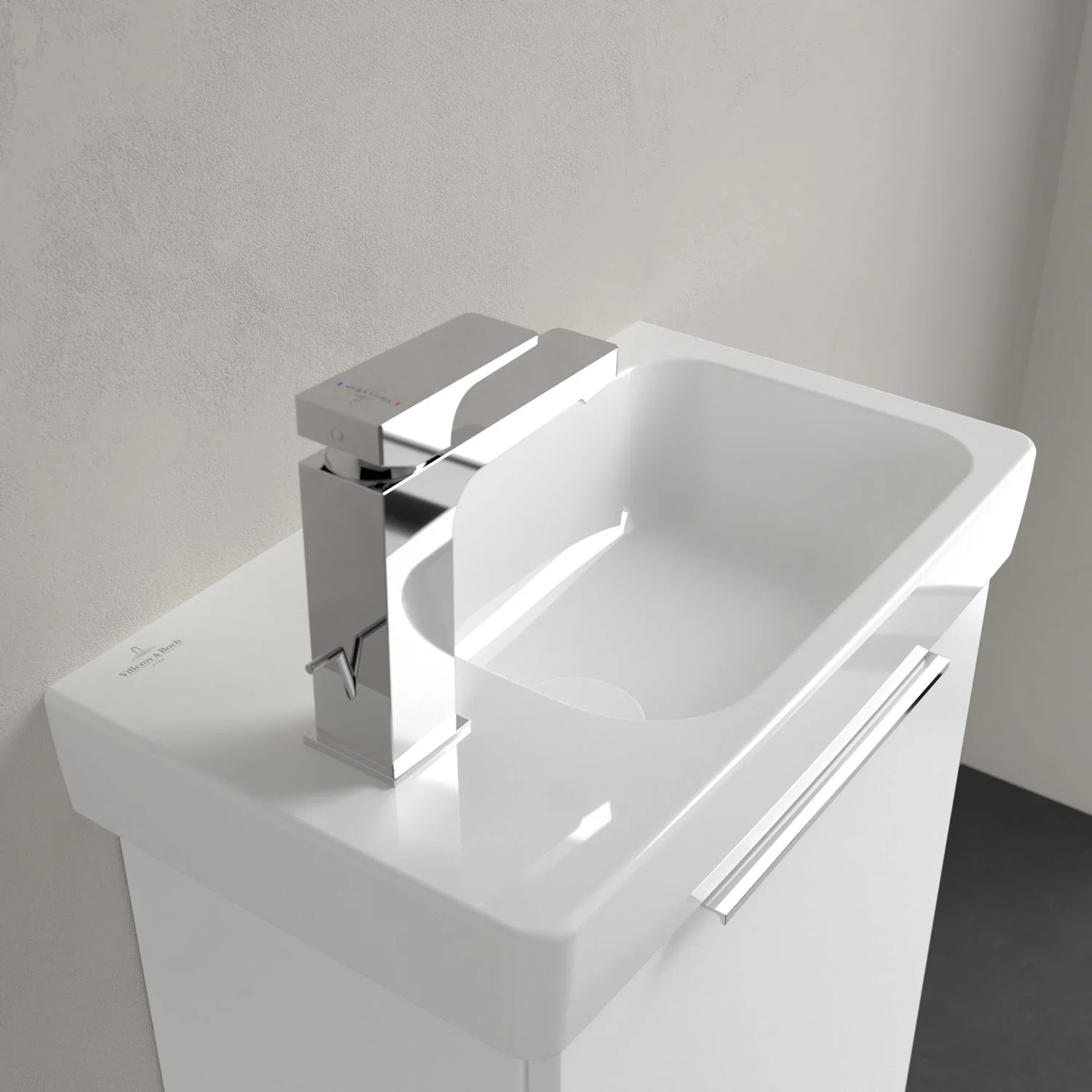 Biała umywalka z baterią w zbliżeniu, Villeroy & Boch