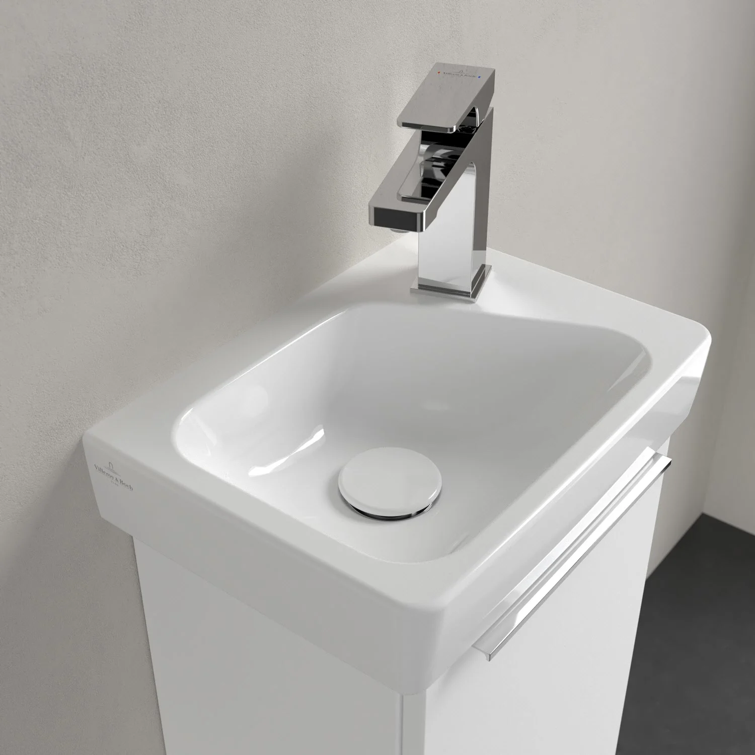 Biała umywalka z baterią w zbliżeniu, Villeroy & Boch