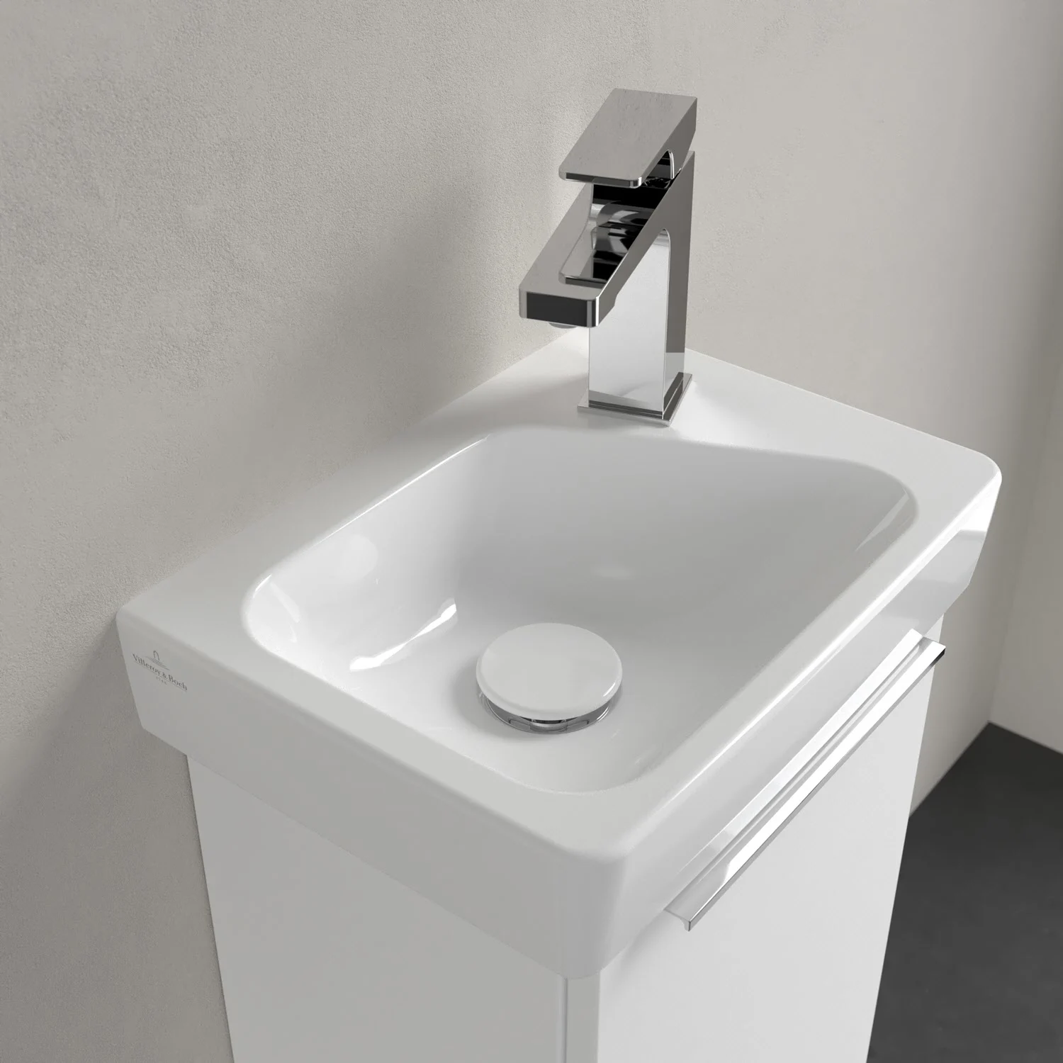 Biała umywalka z baterią w zbliżeniu, Villeroy & Boch