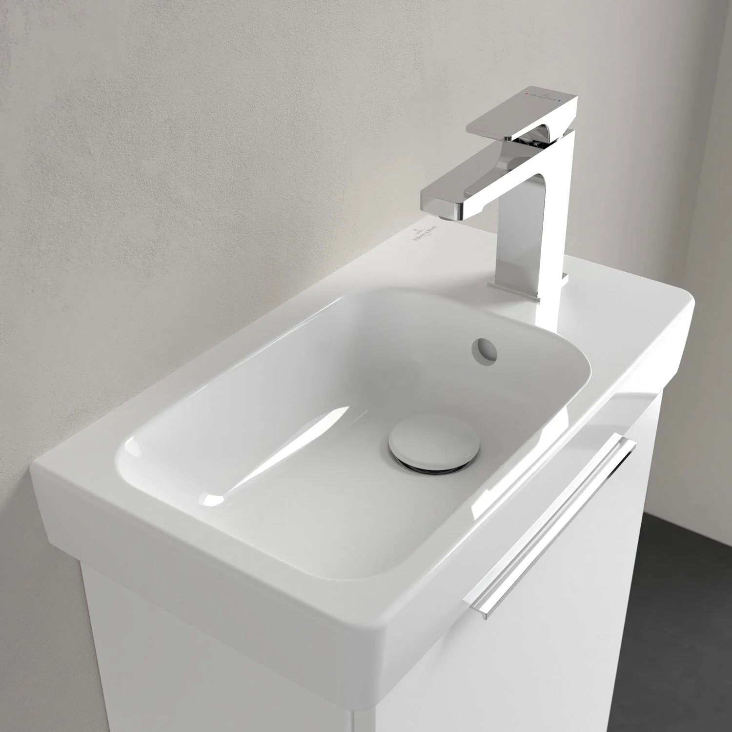 Biała umywalka z baterią w zbliżeniu, Villeroy & Boch
