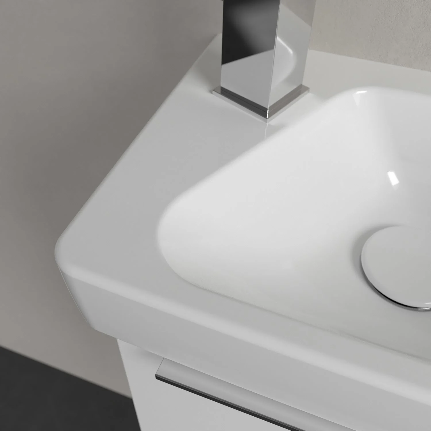 Zbliżenie białej umywalki z kranem, Villeroy & Boch