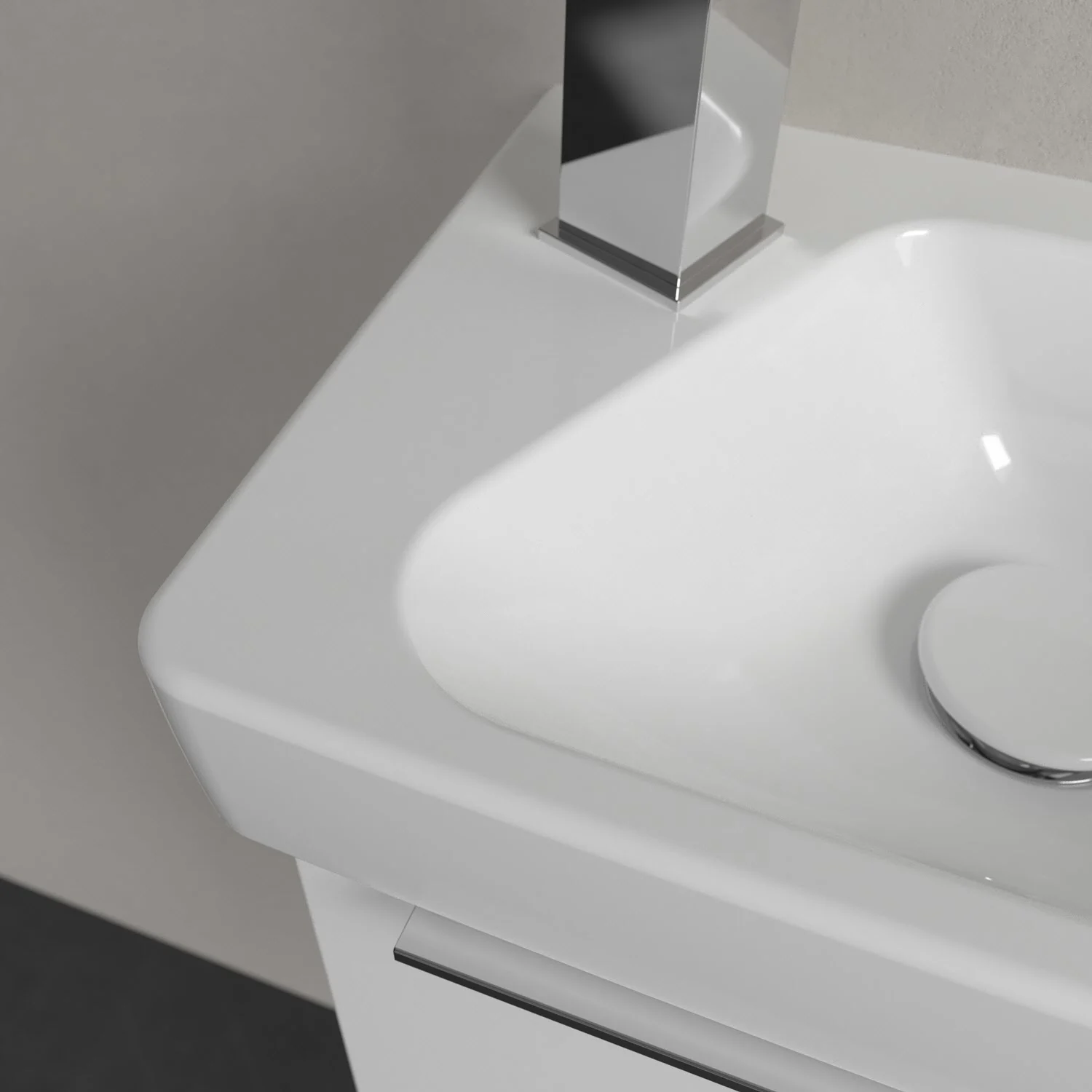 Zbliżenie białej umywalki z kranem, Villeroy & Boch