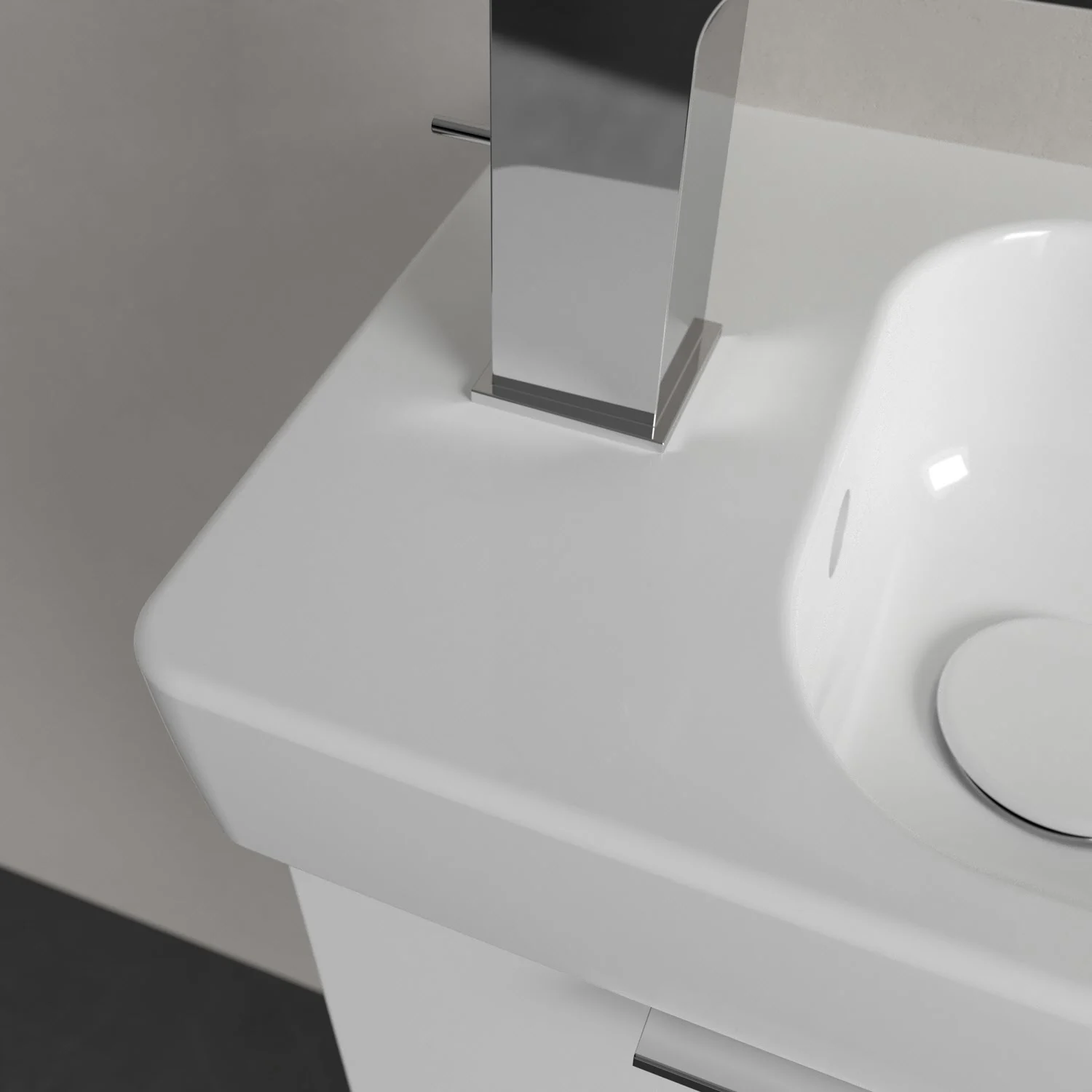 Zbliżenie białej umywalki z kranem, Villeroy & Boch