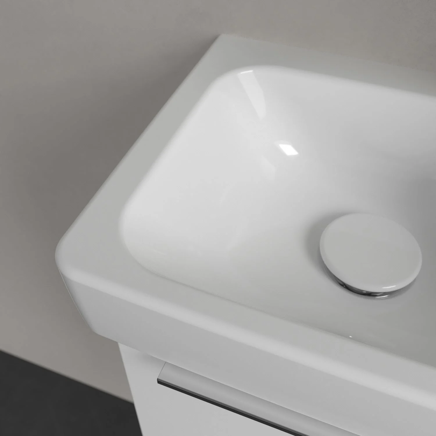 Zbliżenie białej umywalki z pokrywą odpływu, Villeroy & Boch