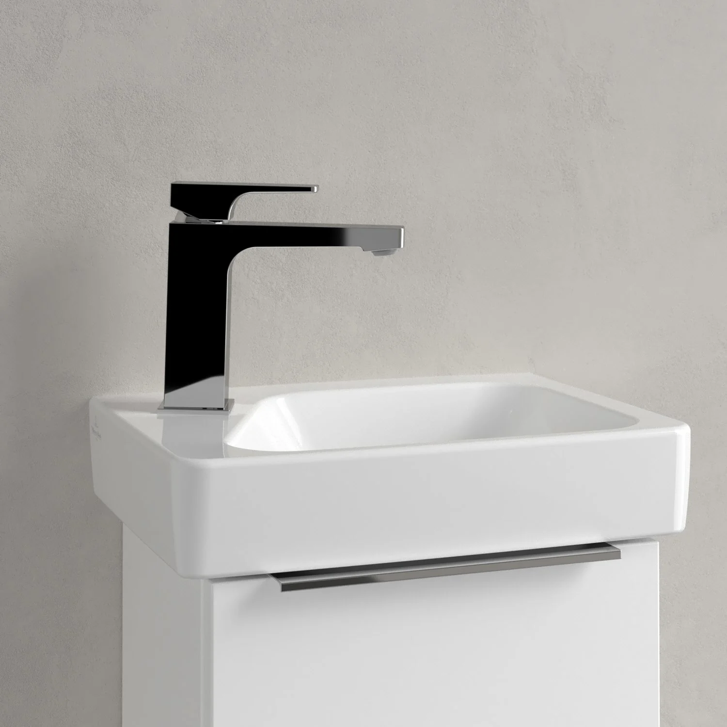 Biała umywalka z baterią zbliżenie, Villeroy & Boch